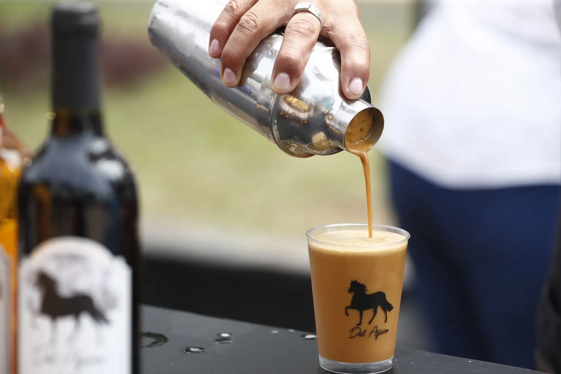 Desde el Campo de Marte en Jesús María, bartenders profesionales elaboran pisco sours de diversos sabores y colores para la degustación del público asistente al festival que se realiza en el marco de las celebraciones por el Día del Pisco Sour. Foto: ANDINA/Daniel Bracamonte