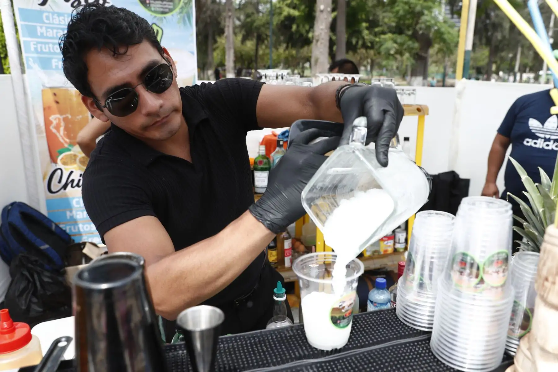 Desde el Campo de Marte en Jesús María, bartenders profesionales elaboran pisco sours de diversos sabores y colores para la degustación del público asistente al festival que se realiza en el marco de las celebraciones por el Día del Pisco Sour. Foto: ANDINA/Daniel Bracamonte