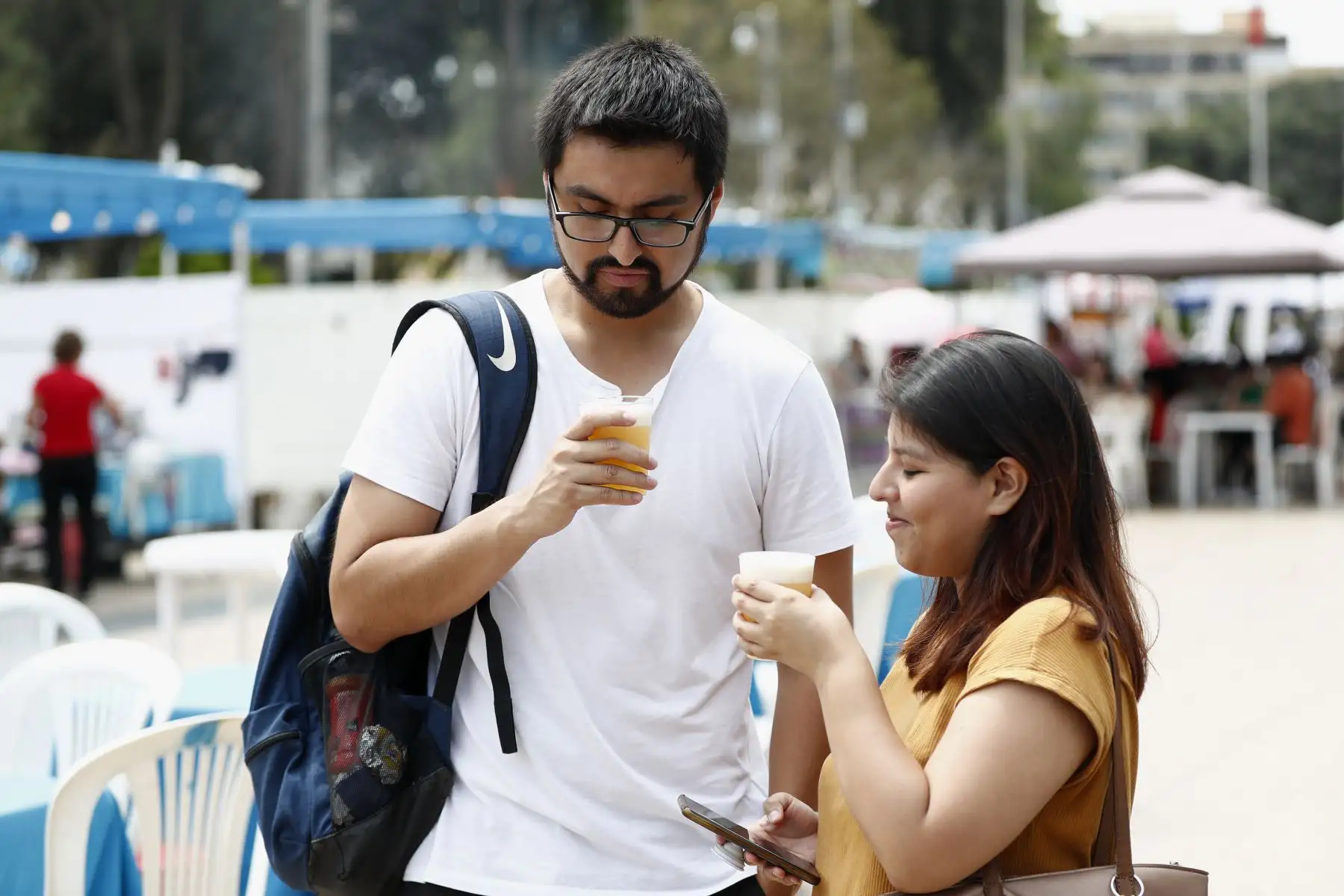 En el marco de las celebraciones por el Día del Pisco Sour, limeños acuden al Campo de Marte, ubicado en Jesús María, para degustar diversas versiones del cóctel bandera del Perú, en un festival organizado por la Municipalidad de Jesús María y la Cámara de Comercio de Lima. Foto: ANDINA/Daniel Bracamonte