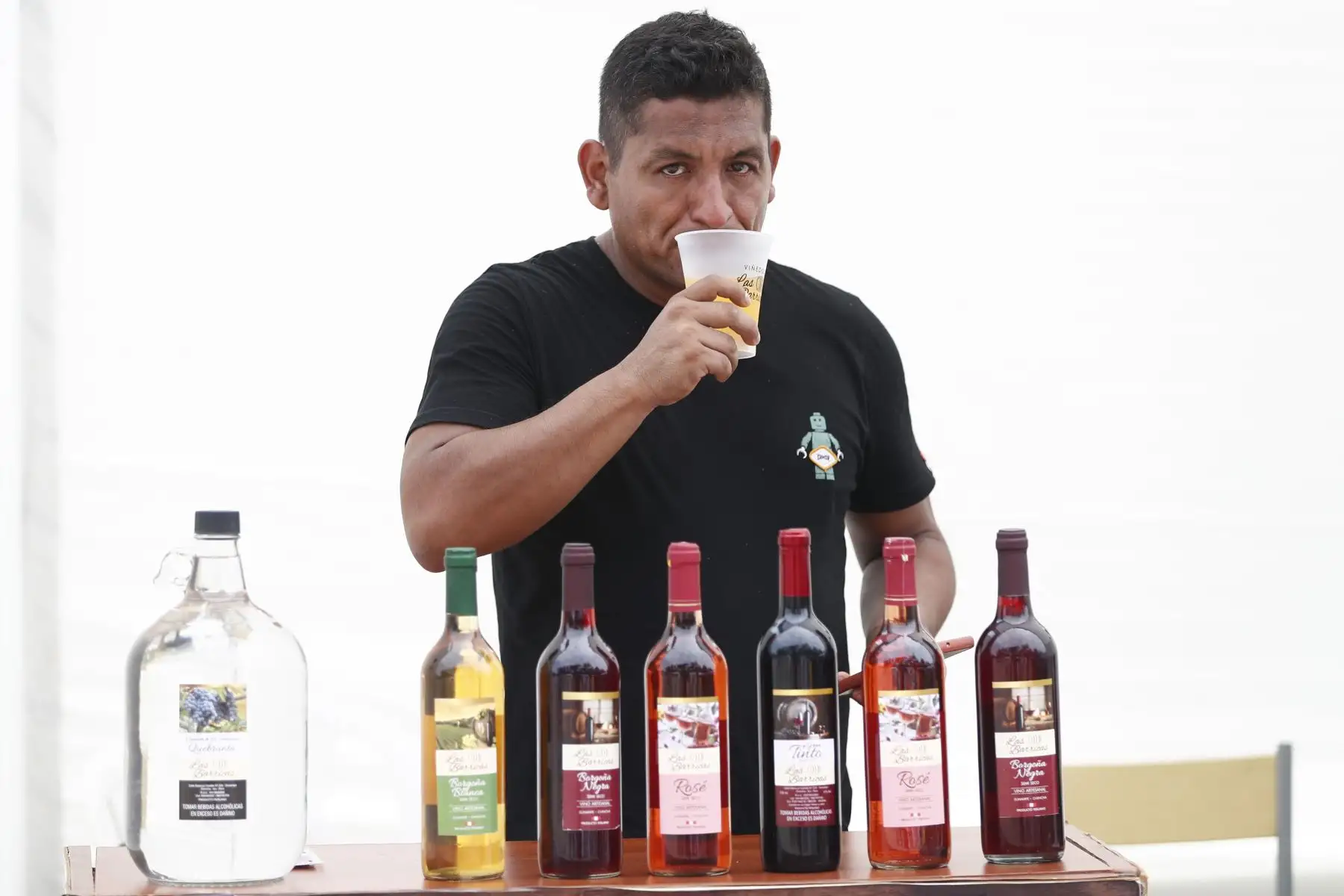 En el marco de las celebraciones por el Día del Pisco Sour, limeños acuden al Campo de Marte, ubicado en Jesús María, para degustar diversas versiones del cóctel bandera del Perú, en un festival organizado por la Municipalidad de Jesús María y la Cámara de Comercio de Lima. Foto: ANDINA/Daniel Bracamonte
