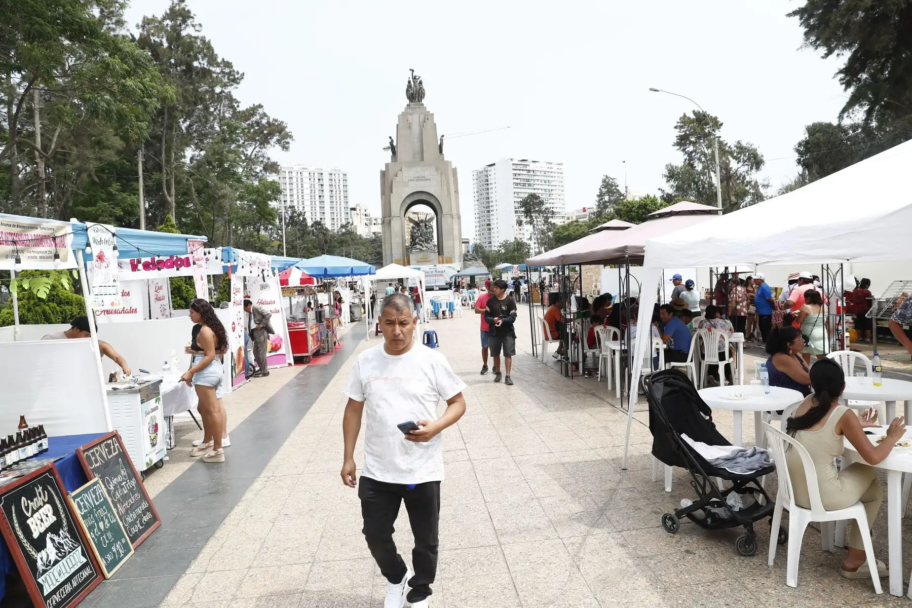 En el marco de las celebraciones por el Día del Pisco Sour, limeños acuden al Campo de Marte, ubicado en Jesús María, para degustar diversas versiones del cóctel bandera del Perú, en un festival organizado por la Municipalidad de Jesús María y la Cámara de Comercio de Lima. Foto: ANDINA/Daniel Bracamonte