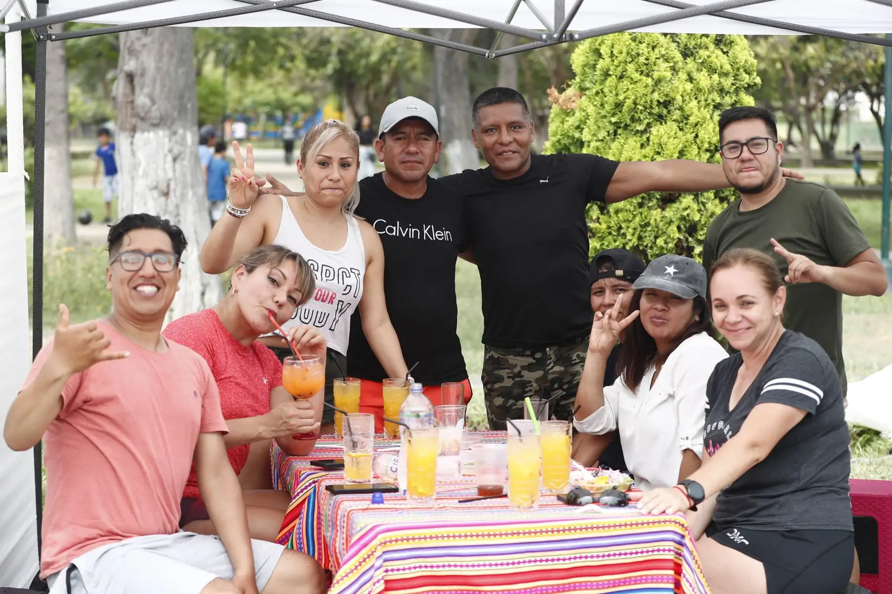 En el marco de las celebraciones por el Día del Pisco Sour, limeños acuden al Campo de Marte, ubicado en Jesús María, para degustar diversas versiones del cóctel bandera del Perú, en un festival organizado por la Municipalidad de Jesús María y la Cámara de Comercio de Lima. Foto: ANDINA/Daniel Bracamonte
