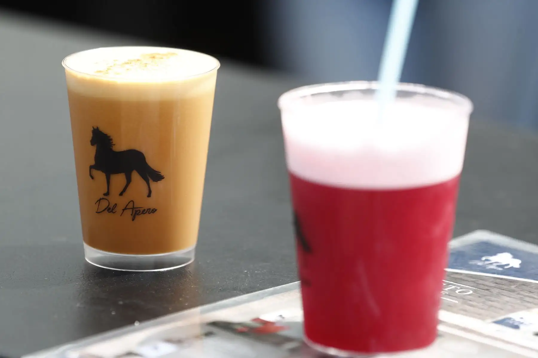 Desde el Campo de Marte en Jesús María, bartenders profesionales elaboran pisco sours de diversos sabores y colores para la degustación del público asistente al festival que se realiza en el marco de las celebraciones por el Día del Pisco Sour. Foto: ANDINA/Daniel Bracamonte