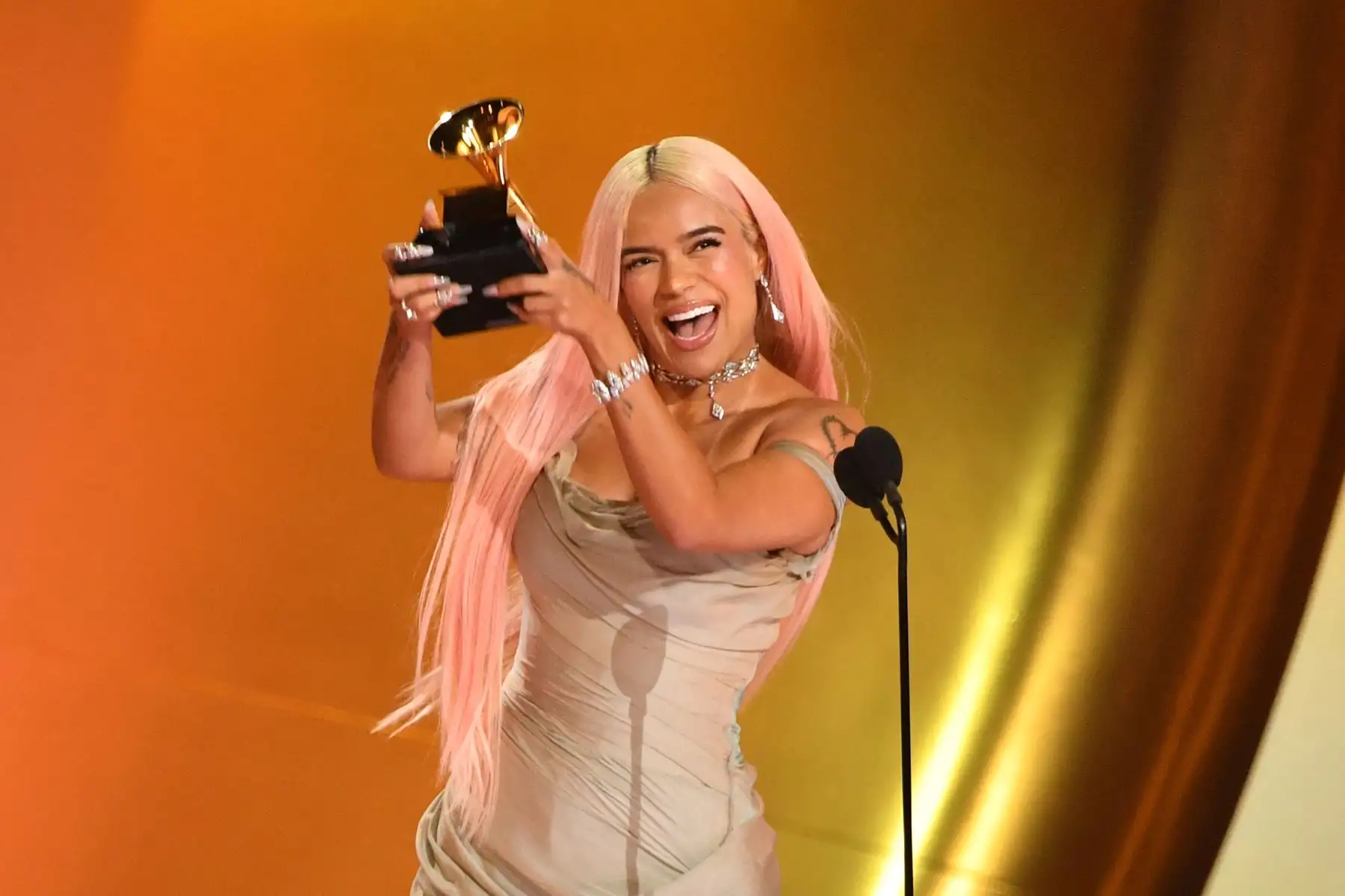 La cantante colombiana Karol G acepta el premio al Mejor Álbum de Música Urbana por "Mañana Sera Bonito" en el escenario durante la 66ª Entrega Anual de los Premios Grammy en el Crypto.com Arena de Los Ángeles.
Foto: AFP