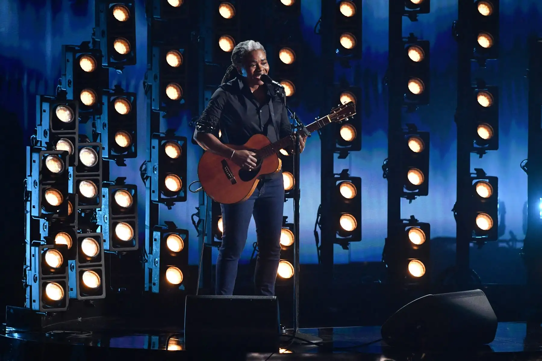 La cantautora estadounidense Tracy Chapman actúa en el escenario durante la 66a Entrega Anual de los Premios Grammy en el Crypto.com Arena de Los Ángeles.
Foto: AFP