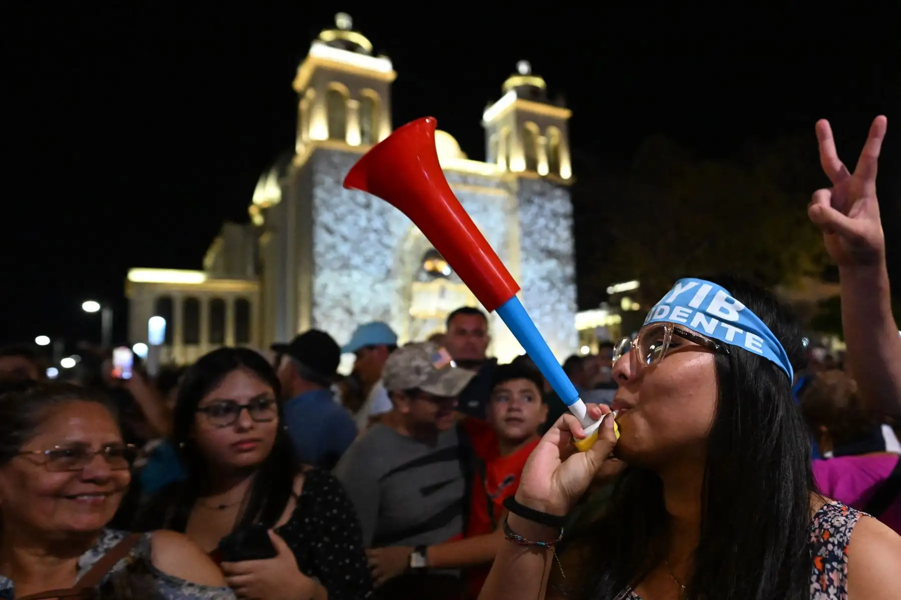 Los partidarios del presidente salvadoreño Nayib Bukele se reúnen frente al Palacio Nacional para celebrar su reelección durante las elecciones presidenciales y legislativas en San Salvador.
Foto: AFP