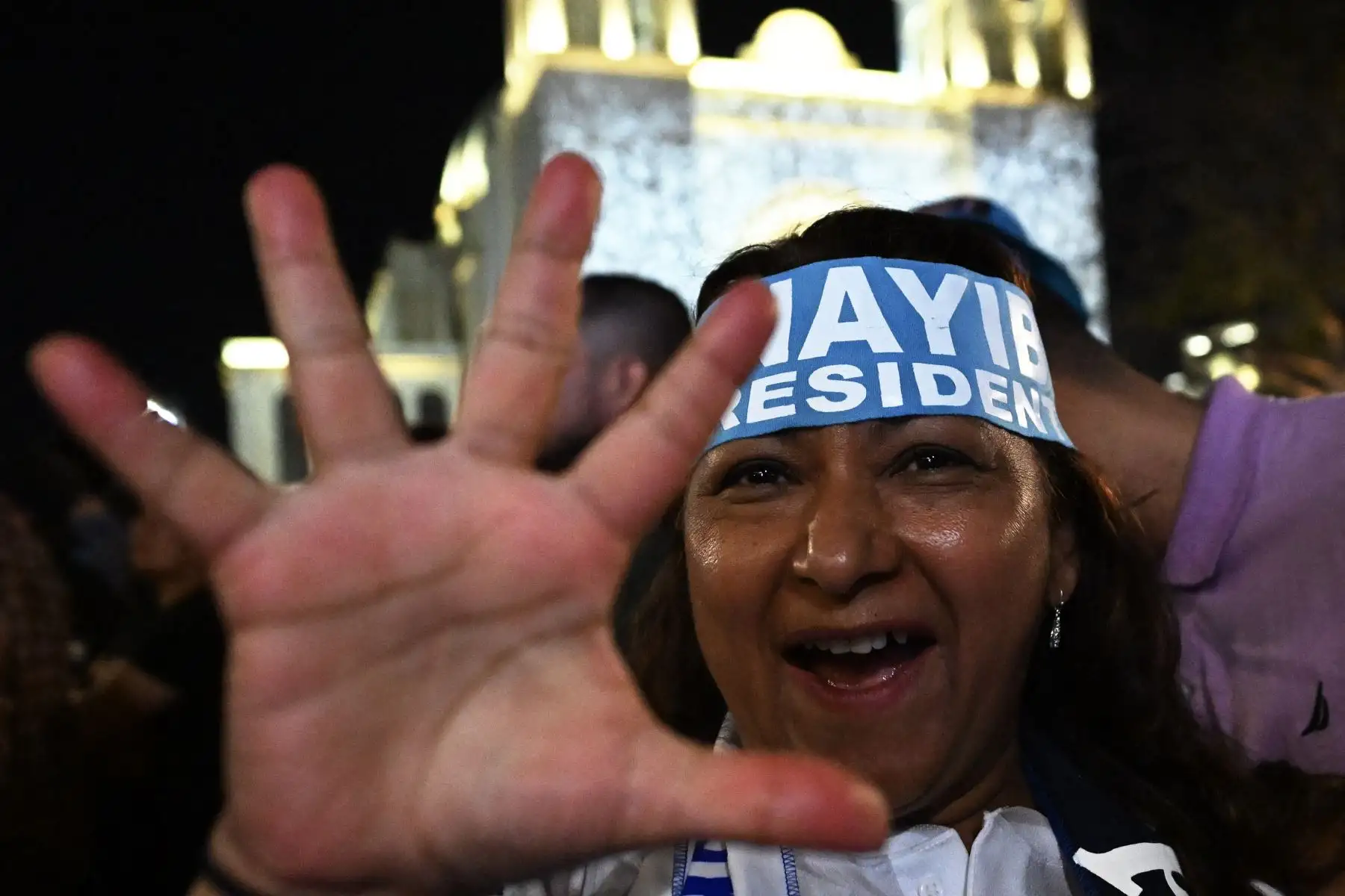 Los partidarios del presidente salvadoreño Nayib Bukele se reúnen frente al Palacio Nacional para celebrar su reelección durante las elecciones presidenciales y legislativas en San Salvador.
Foto: AFP