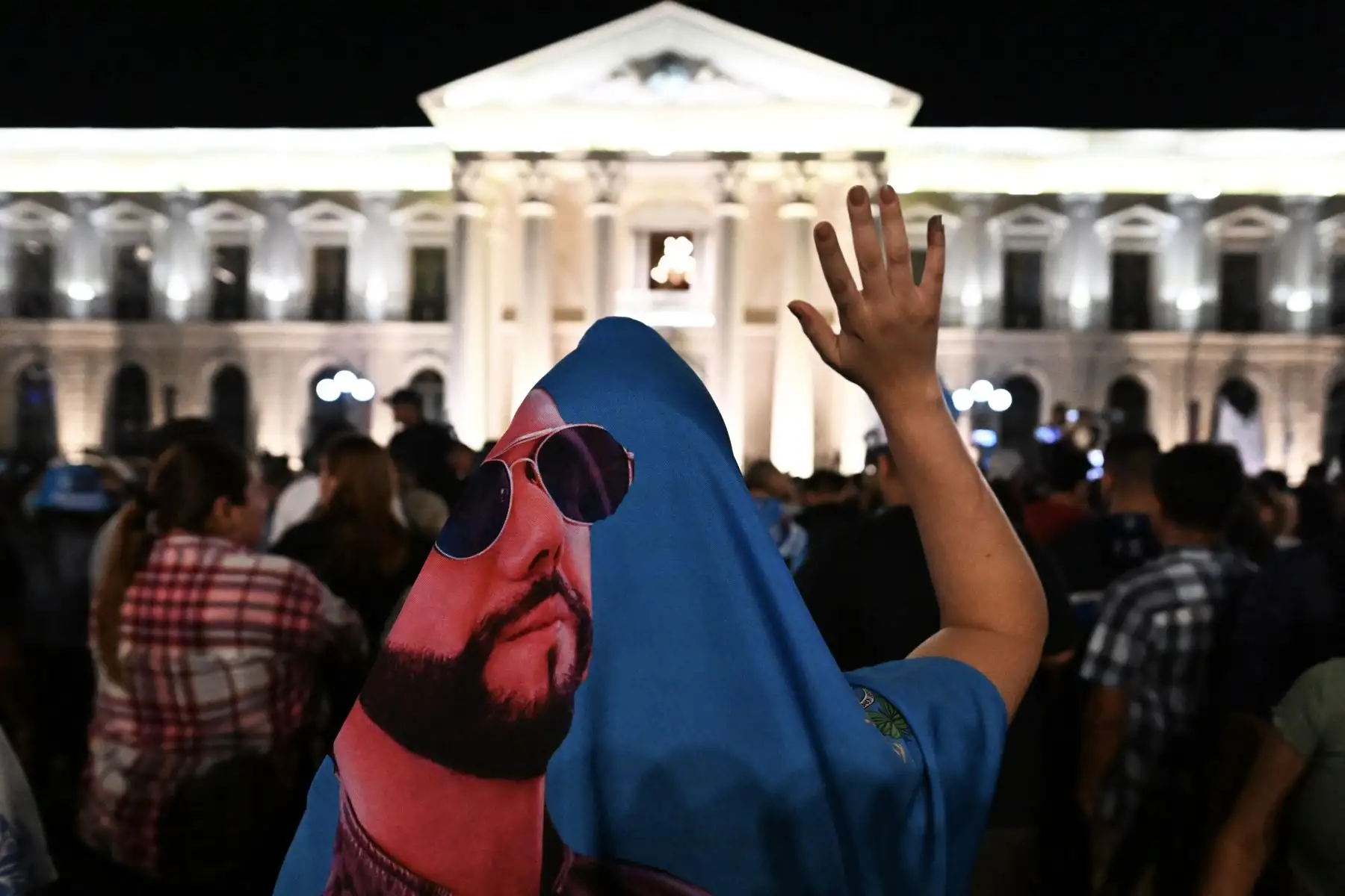 Los partidarios del presidente salvadoreño Nayib Bukele se reúnen frente al Palacio Nacional para celebrar su reelección durante las elecciones presidenciales y legislativas en San Salvador.
Foto: AFP