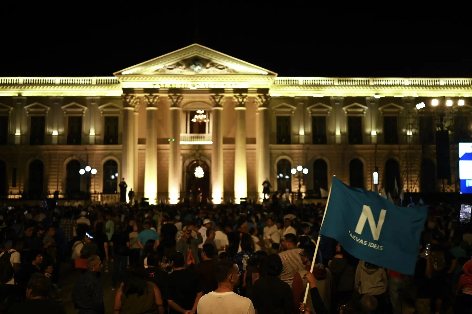 Los partidarios del presidente salvadoreño Nayib Bukele se reúnen frente al Palacio Nacional para celebrar su reelección durante las elecciones presidenciales y legislativas en San Salvador.
Foto: AFP