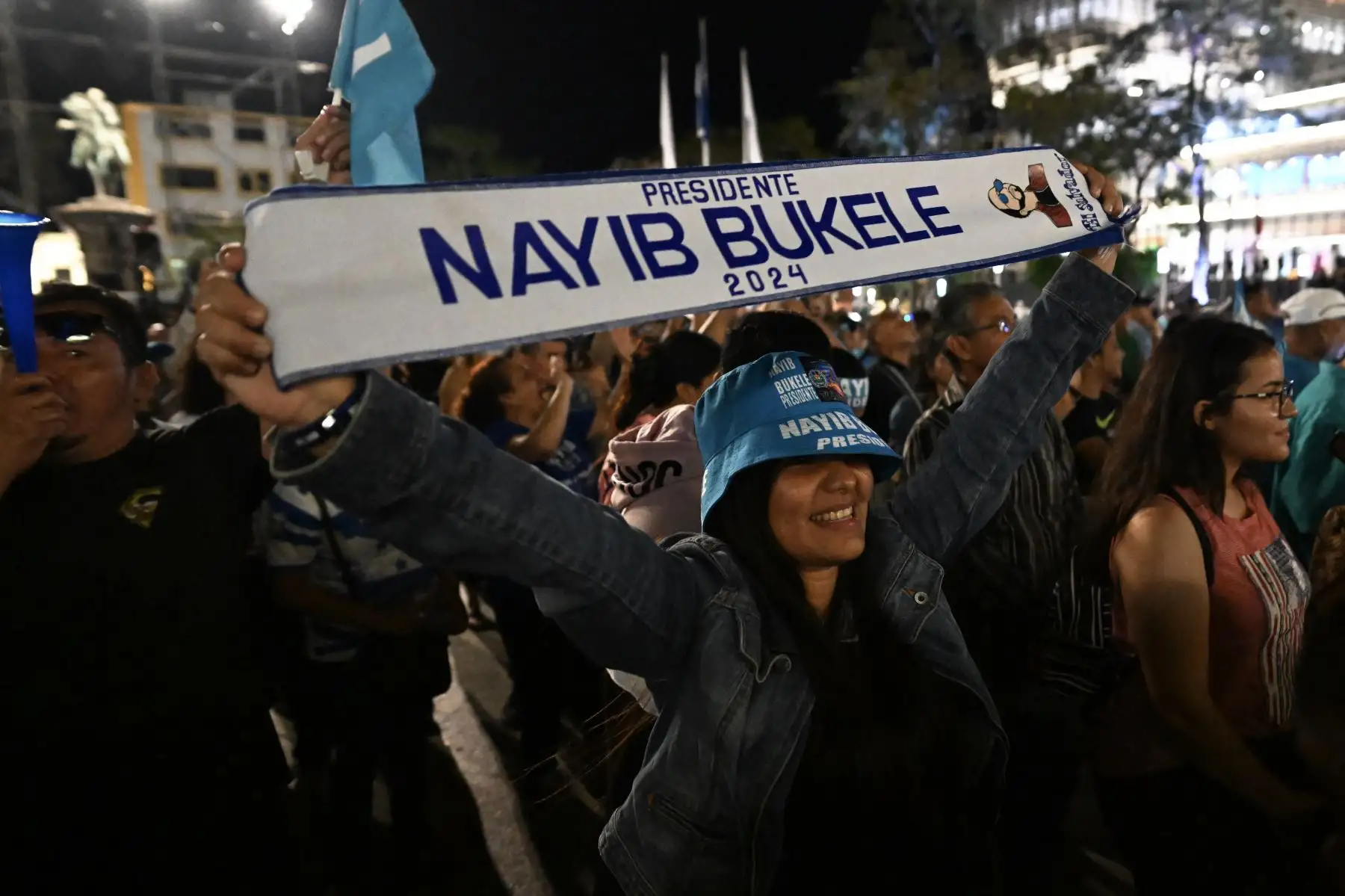 Los partidarios del presidente salvadoreño Nayib Bukele se reúnen frente al Palacio Nacional para celebrar su reelección durante las elecciones presidenciales y legislativas en San Salvador.
Foto: AFP