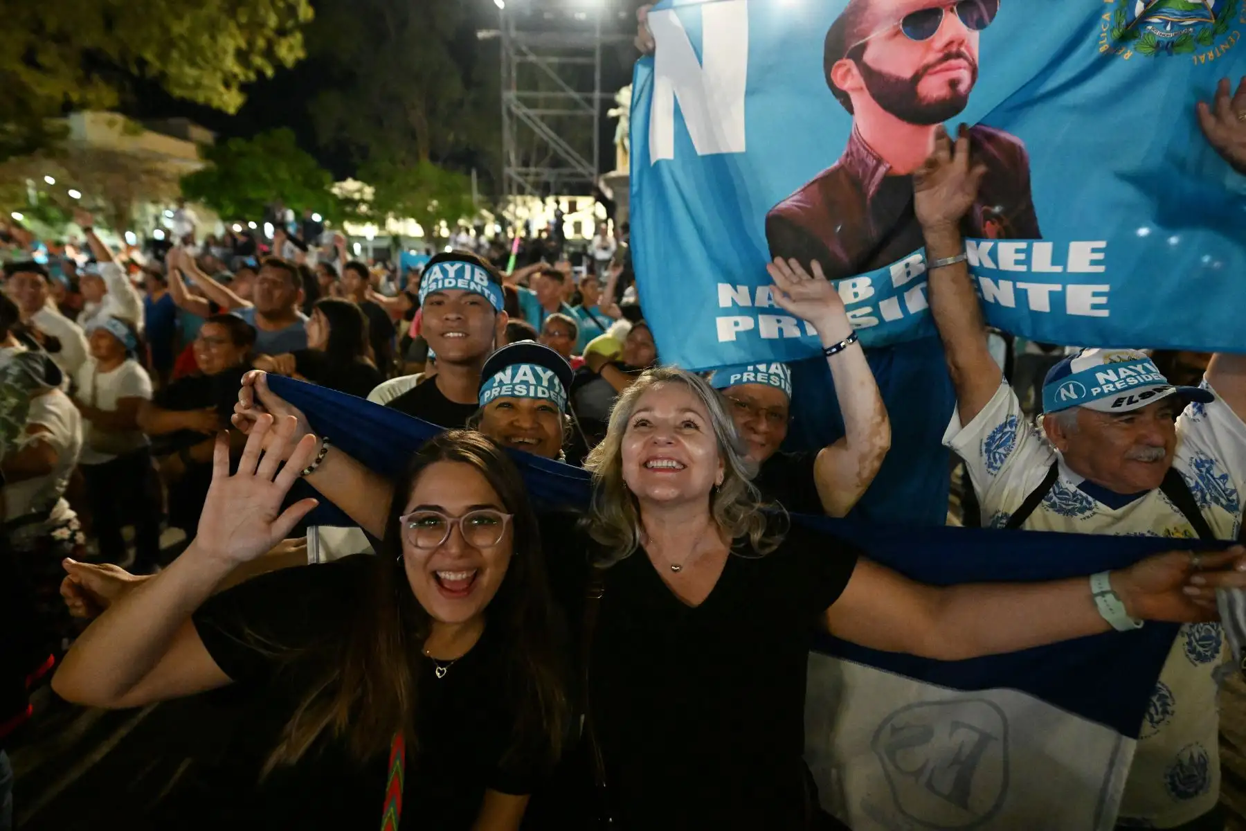 Los partidarios del presidente salvadoreño Nayib Bukele se reúnen frente al Palacio Nacional para celebrar su reelección durante las elecciones presidenciales y legislativas en San Salvador.
Foto: AFP