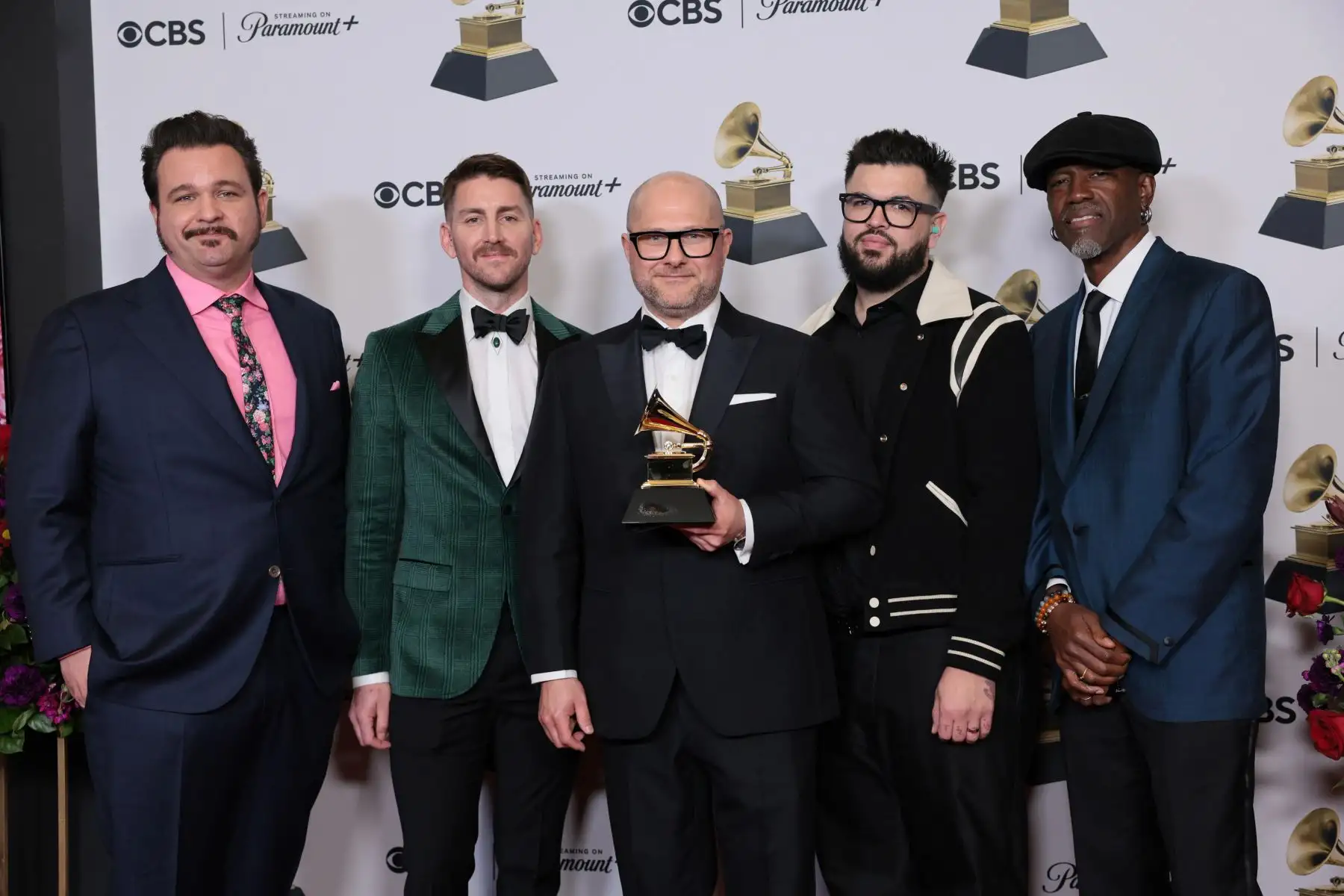 yle Mann, Todd Robinson, Colin Leonard, Patrizio Pigliapoco y Neal Pogue, ganadores del premio "Mejor Álbum - No Clásico" por "Jaguar II", posan en la sala de prensa durante la 66ª ceremonia anual de los Premios Grammy en Crypto.com Arena de Los Ángeles.
Foto: EFE