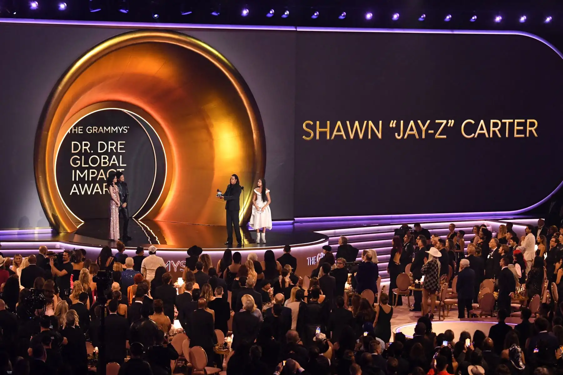 El rapero estadounidense Jay-Z  acepta el premio Dr. Dre Global Impact Award junto a su hija Blue Ivy en el escenario durante la 66.a entrega anual de los premios Grammy en el Crypto.com Arena de Los Ángeles.
Foto: AFP