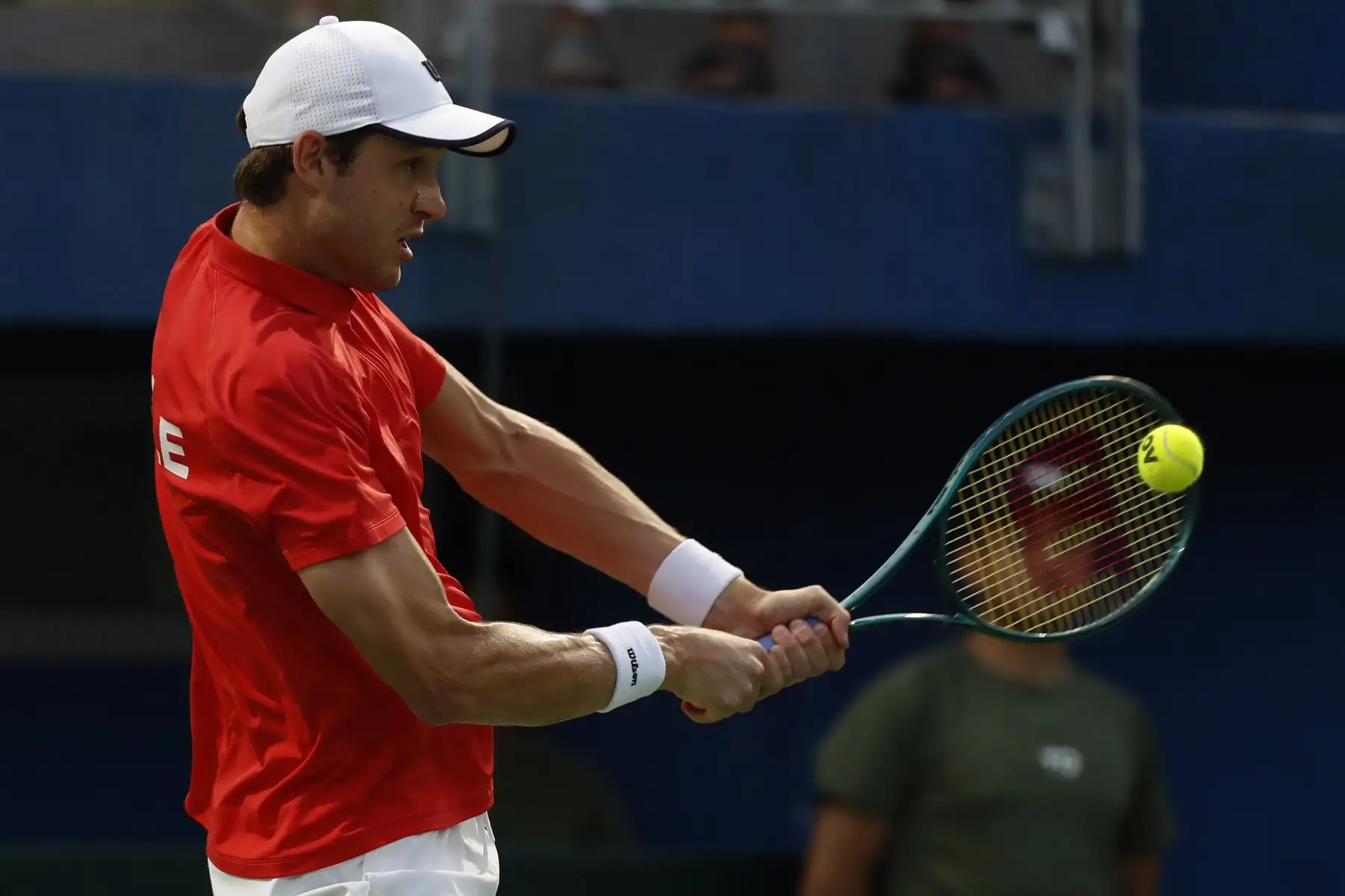 La principal raqueta peruana, Juan Pablo Varillas (81 ATP), no pudo este domingo ante Nicolás Jarry (20 ATP) y cayó 6-2 y 6-4, resultado que iguala la serie entre Perú y Chile por la de clasificatorias de la Copa Davis al Grupo Mundial. En breve se definirá al vencedor en el quinto partido entre Ignacio Buse y Alejandro Tabilo.
Foto: EFE