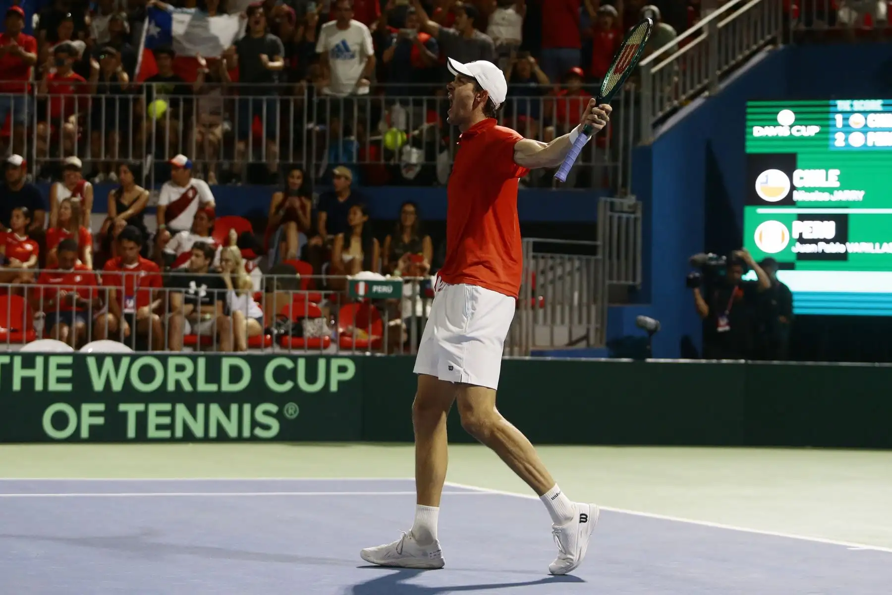 La principal raqueta peruana, Juan Pablo Varillas (81 ATP), no pudo este domingo ante Nicolás Jarry (20 ATP) y cayó 6-2 y 6-4, resultado que iguala la serie entre Perú y Chile por la de clasificatorias de la Copa Davis al Grupo Mundial. En breve se definirá al vencedor en el quinto partido entre Ignacio Buse y Alejandro Tabilo.
Foto: EFE