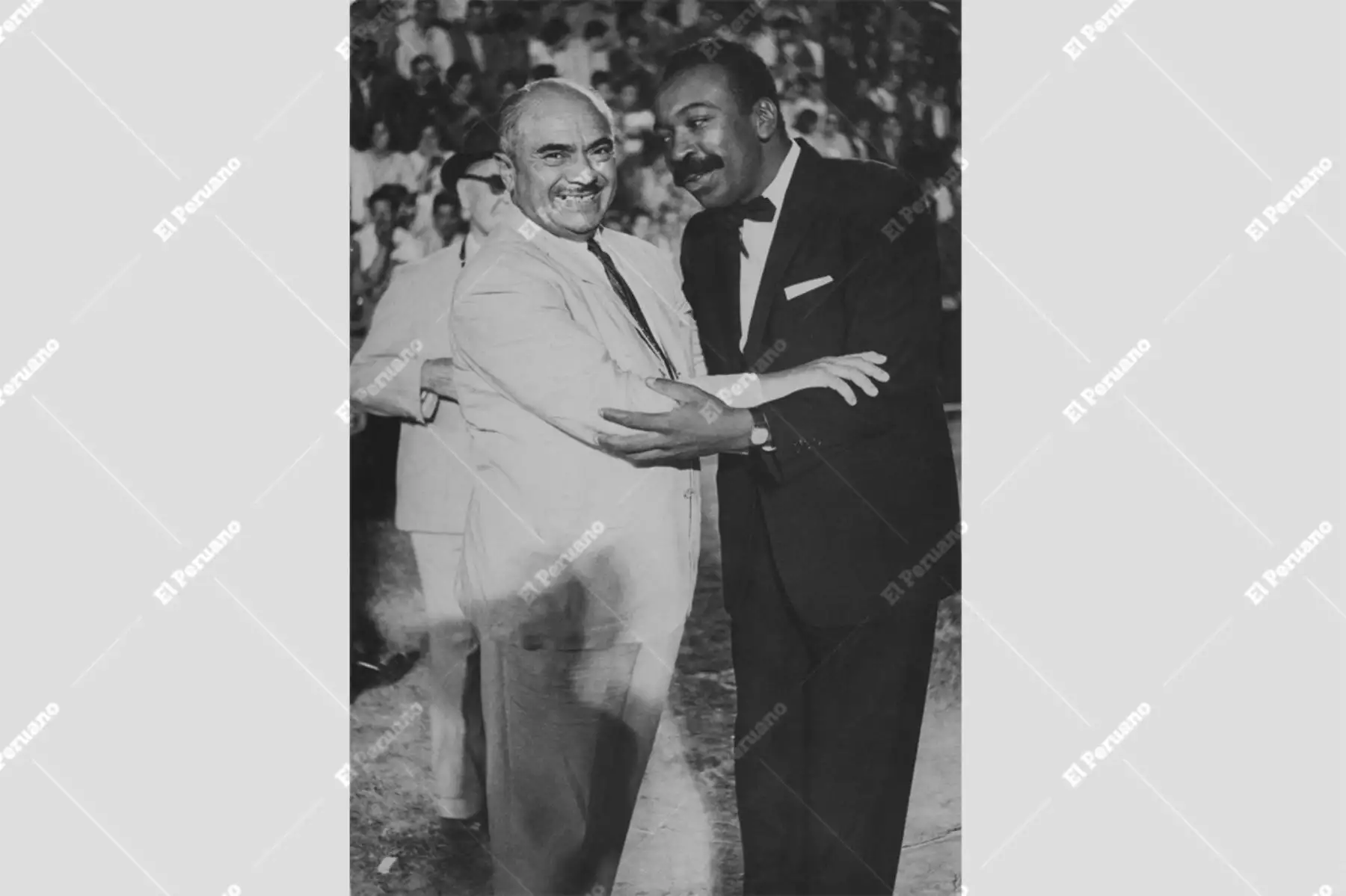Lima - 17 febrero 1963 / Carlos Guerrero "Don Pampa" periodista chileno deportivo, felicita a Nicomedes Santa Cruz por sus brillantes décimas al inventor del basquetbol. Foto: Archivo Histórico de El Peruano