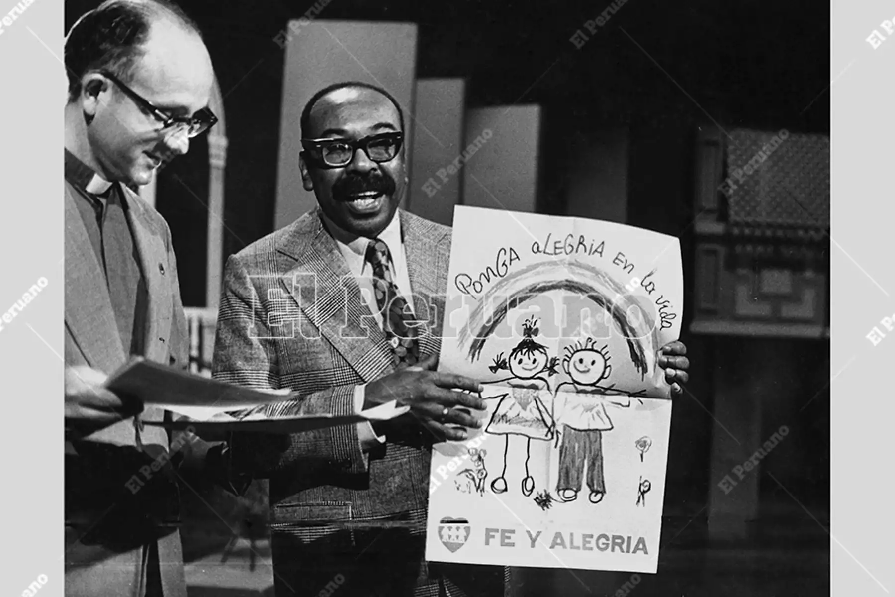 Lima - 1 octubre 1975 / Nicomedes Santa Cruz apoyando una campaña de Fe y Alegría. Foto: Archivo Histórico de El Peruano