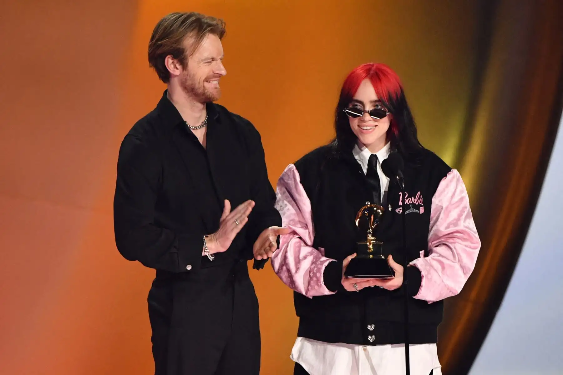 La cantautora estadounidense Billie Eilish (derecha) y el cantautor estadounidense Finneas O