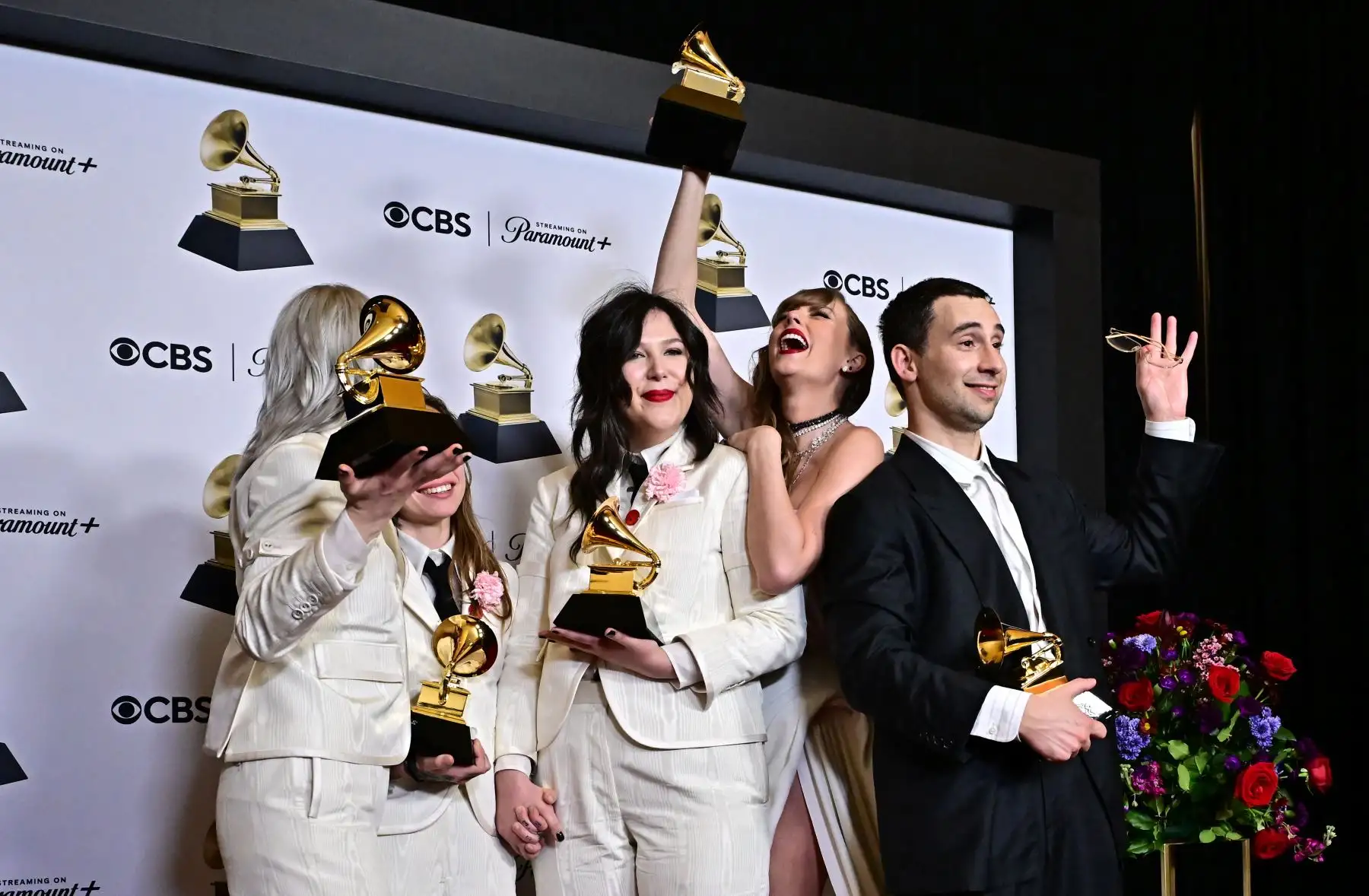 La cantautora estadounidense Taylor Swift, ganadora del Mejor Álbum Vocal Pop y Álbum del Año por "Midnights", posa con Julien Baker, Phoebe Bridgers y Lucy Dacus del grupo indie estadounidense boygenius sosteniendo los premios Grammy al Mejor Álbum de Música Alternativa por "The Record". , Mejor Canción de Rock por "Not Strong Enough" y Mejor Interpretación de Rock por "Not Strong Enough" con el cantante Jack Antonoff (R) durante la 66ª Entrega Anual de los Premios Grammy en el Crypto.com Arena de Los Ánge