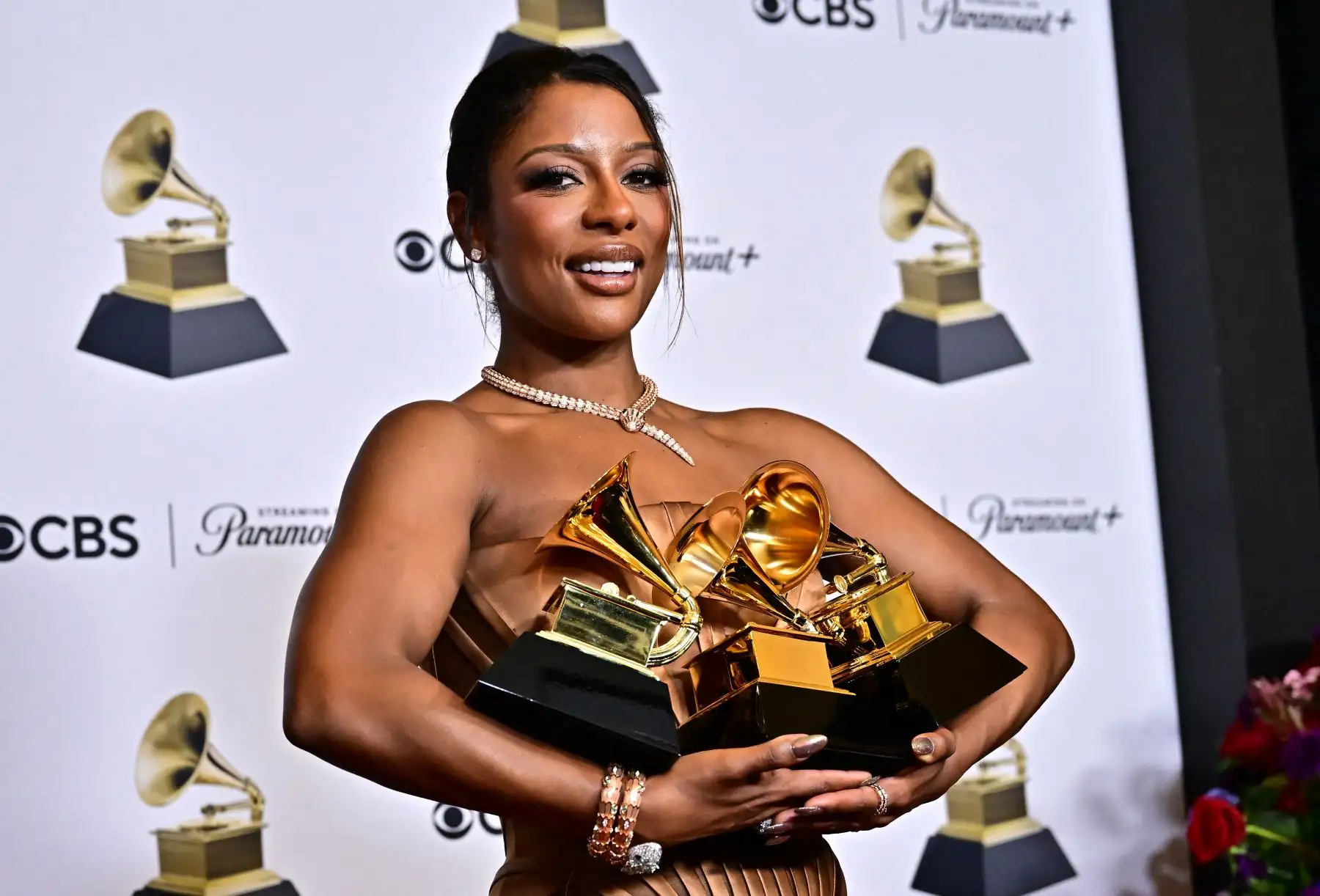 La cantautora estadounidense Victoria Monet posa en la sala de prensa con los Grammy a Mejor Artista Nuevo, Mejor Álbum de Ingeniería, Mejor Álbum No Clásico y Mejor Álbum de R&B por "Jaguar II" durante la 66ª Entrega Anual de los Premios Grammy en el Crypto.com Arena de Los Ángeles. el 4 de febrero de 2024.
Foto:AFP