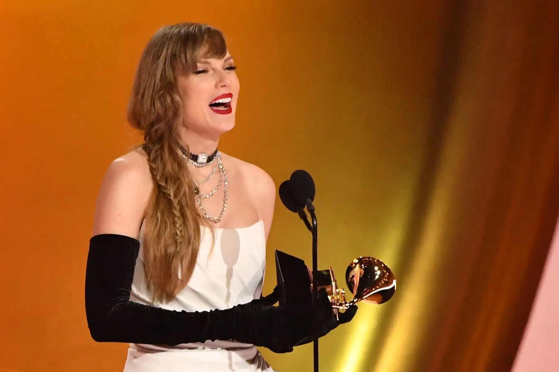 La cantautora estadounidense Taylor Swift acepta el premio al Mejor Álbum Vocal Pop por "Midnights" en el escenario durante la 66ª Entrega Anual de los Premios Grammy en el Crypto.com Arena de Los Ángeles el 4 de febrero de 2024.
Foto:AFP