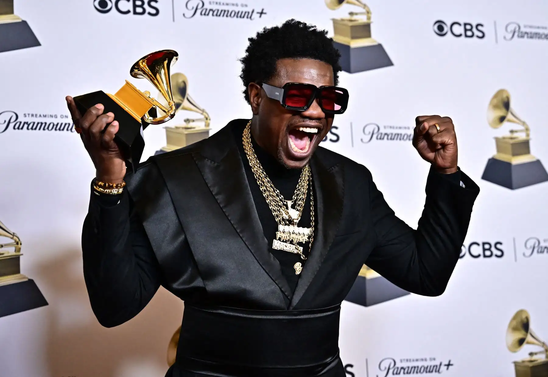 El compositor estadounidense Theron Thomas posa en la sala de prensa con el Grammy al "Compositor del año, no clásico" durante la 66ª Entrega Anual de los Premios Grammy en el Crypto.com Arena de Los Ángeles el 4 de febrero de 2024.
Foto:AFP