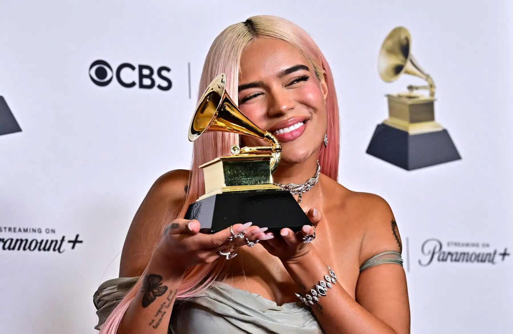 La cantante colombiana Karol G posa en la sala de prensa con el Grammy al Mejor Álbum de Música Urbana por "Manana Sera Bonito" durante la 66ª Entrega Anual de los Premios Grammy en el Crypto.com Arena de Los Ángeles el 4 de febrero de 2024.
Foto:AFP