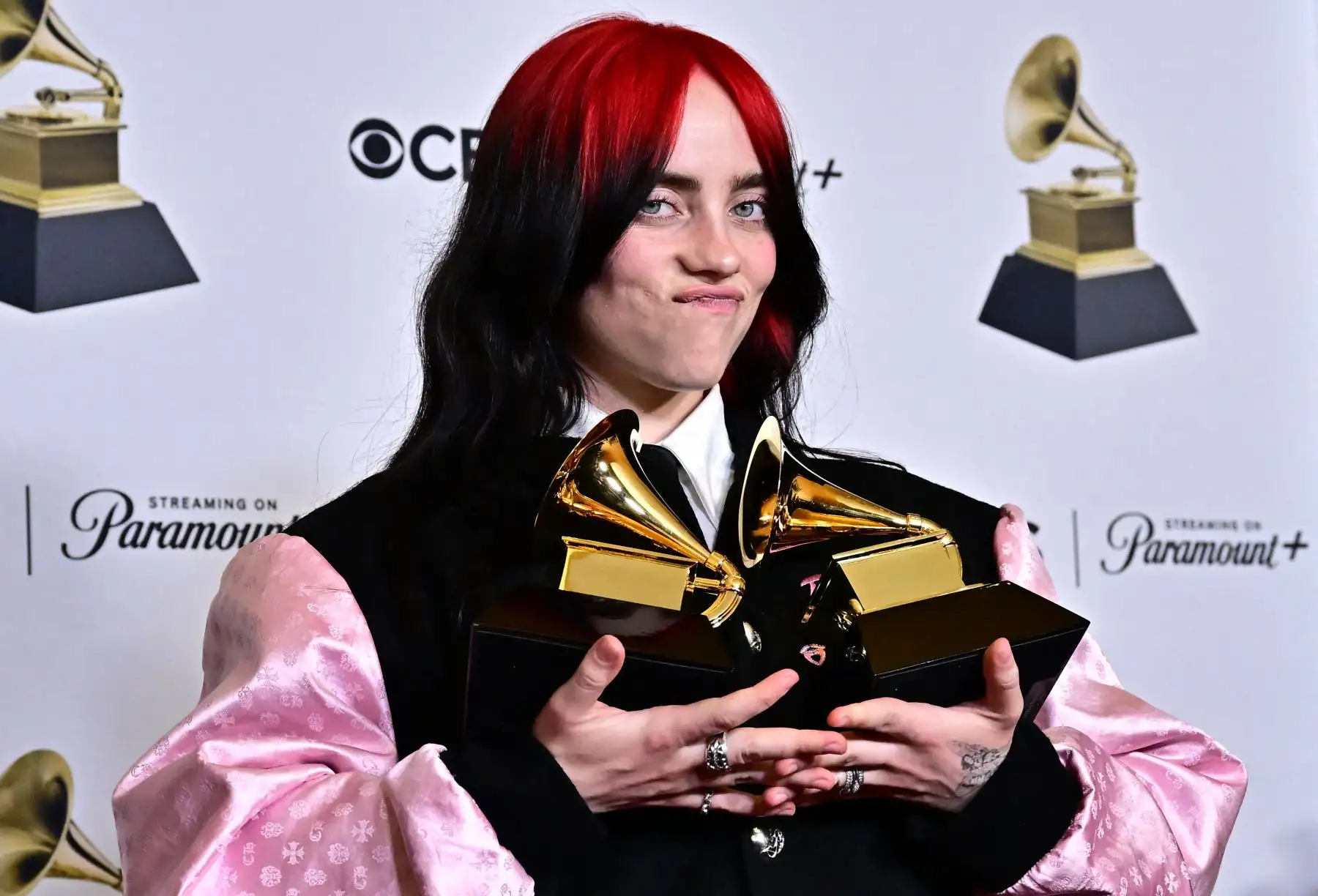 La cantautora estadounidense Billie Eilish posa en la sala de prensa con los Grammy a Canción del Año y Mejor Canción Escrita en Medio Visual por "What Was I Made For?" Durante la 66a Entrega Anual de los Premios Grammy en el Crypto.com Arena de Los Ángeles el 4 de febrero de 2024.
Foto:AFP