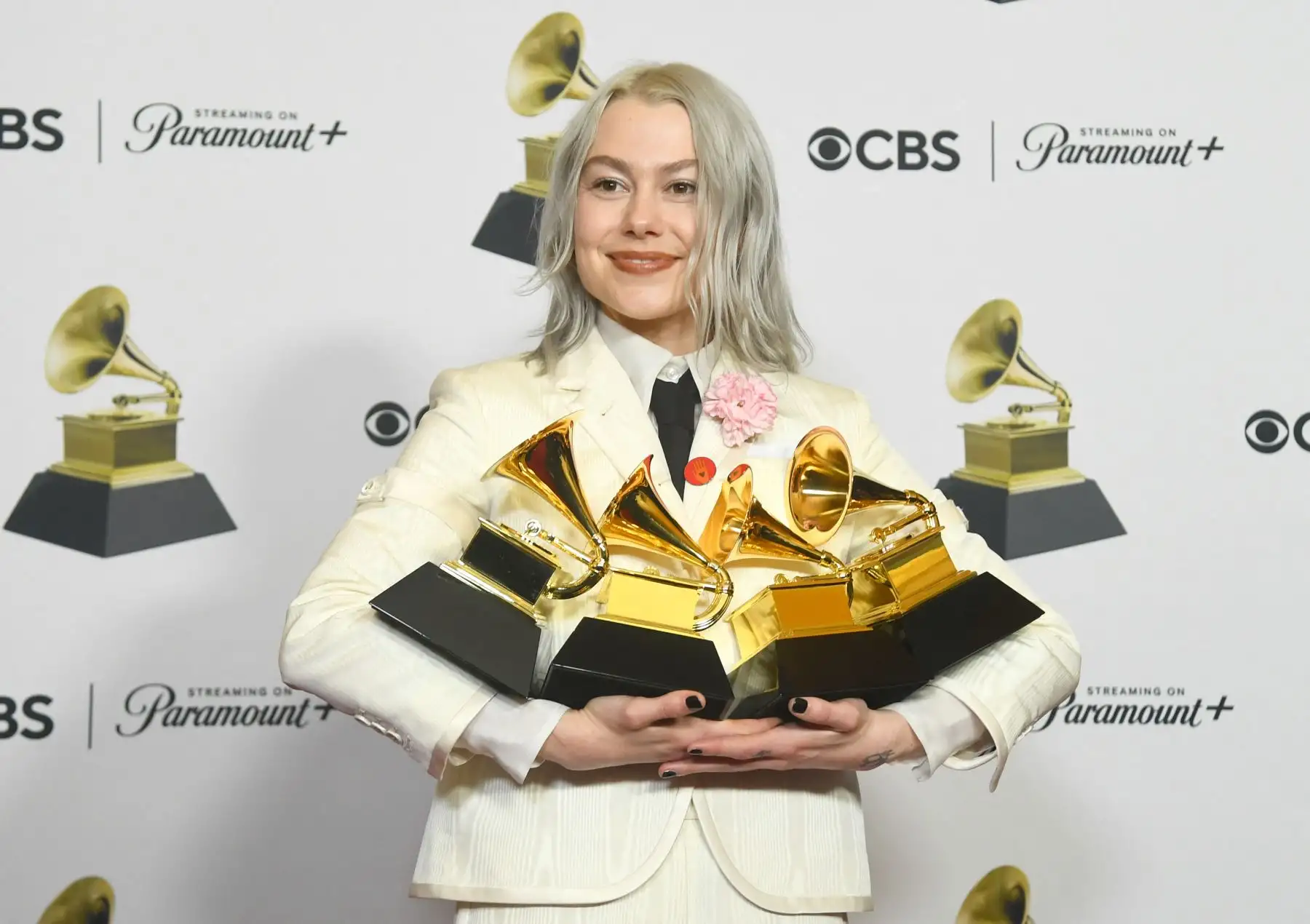 Phoebe Bridgers, ganadora del premio al Mejor Álbum de Música Alternativa por "The Record" - Boygenius, premio a la Mejor Canción de Rock por "Not Strong Enough", premio a la Mejor Interpretación de Rock por "Not Strong Enough" y Mejor Premio Pop/Duo Group Performance por "Ghost In The Machine", posa en la sala de prensa de la 66ª edición de los Premios GRAMMY en Crypto.com Arena el 4 de febrero de 2024 en Los Ángeles, California. 
Foto:AFP