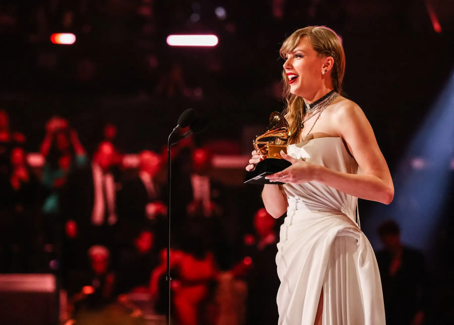 Taylor Swift acepta el premio Álbum del Año por "Midnights" durante la 66ª edición de los Premios GRAMMY el 4 de febrero de 2024 en Los Ángeles, California.
Foto:AFP