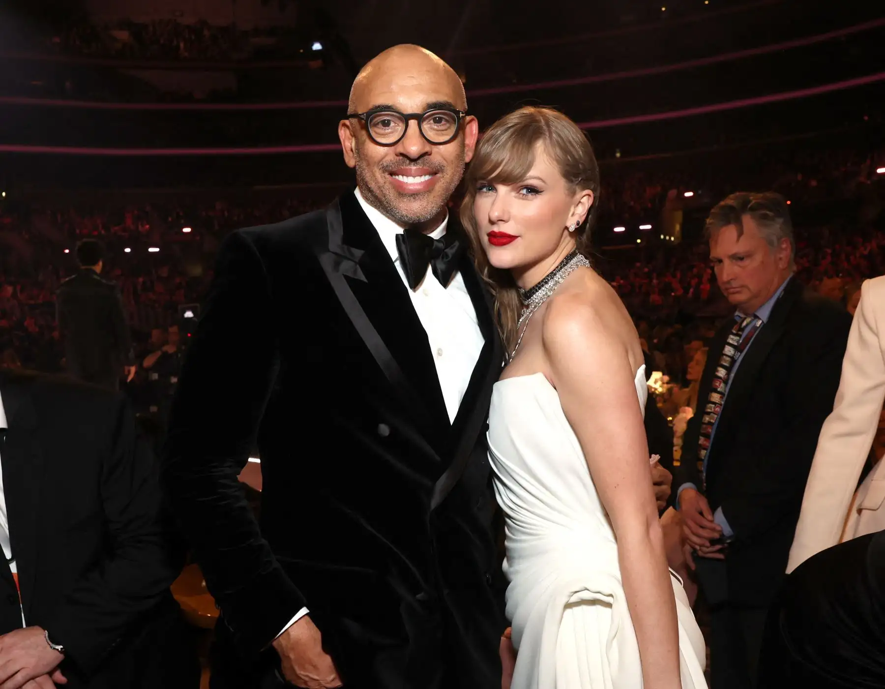 (De izquierda a derecha) Harvey Mason jr., director ejecutivo de la Academia de la Grabación, y Taylor Swift asisten a la 66ª edición de los Premios GRAMMY en Crypto.com Arena el 4 de febrero de 2024 en Los Ángeles, California.
Foto:AFP
