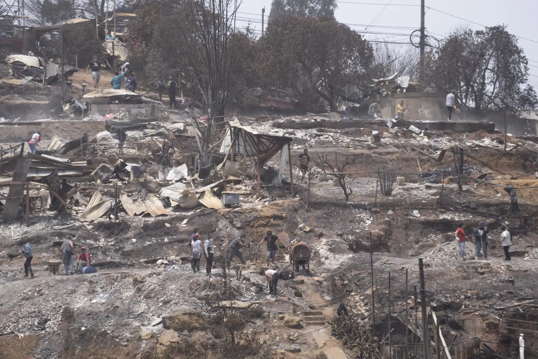 Fotografía que muestra el sector de Achupallas, afectado por incendios forestales de Viña del Mar, Región de Valparaiso (Chile). El número de fallecidos en los devastadores incendios que azotan la región de Valparaíso, a 100 kilómetros al oeste de Santiago, aumentó a 99, de los cuales solo 32 han podido ser identificados, informó este domingo el Servicio Médico Legal (SML) de Chile. 
Foto:EFE