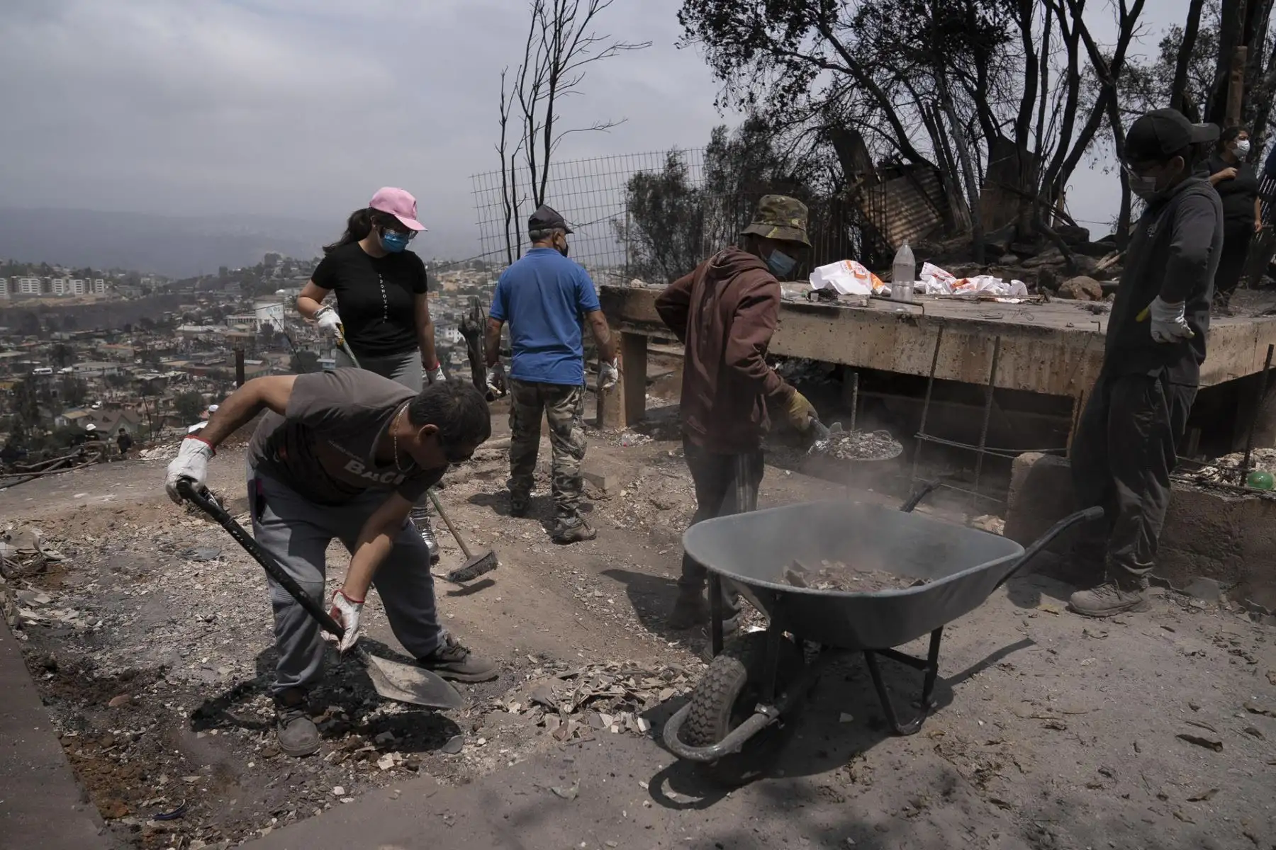 Personas ayudan a retirar escombros en el sector de Achupallas, afectado por incendios forestales de Viña del Mar, Región de Valparaiso (Chile). El número de fallecidos en los devastadores incendios que azotan la región de Valparaíso, a 100 kilómetros al oeste de Santiago, aumentó a 99, de los cuales solo 32 han podido ser identificados, informó este domingo el Servicio Médico Legal (SML) de Chile. 
Foto: EFE