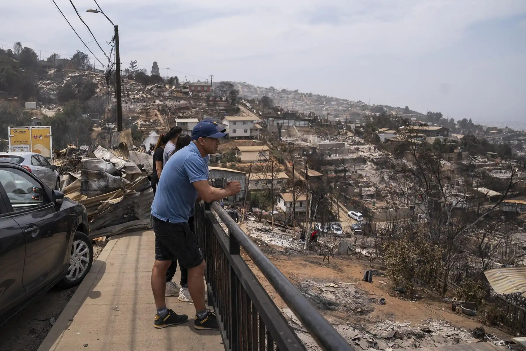 Personas observan viviendas destruidas en el sector de Achupallas, afectado por incendios forestales de Viña del Mar, Región de Valparaiso (Chile). El número de fallecidos en los devastadores incendios que azotan la región de Valparaíso, a 100 kilómetros al oeste de Santiago, aumentó a 99, de los cuales solo 32 han podido ser identificados, informó este domingo el Servicio Médico Legal (SML) de Chile.
Foto:EFE