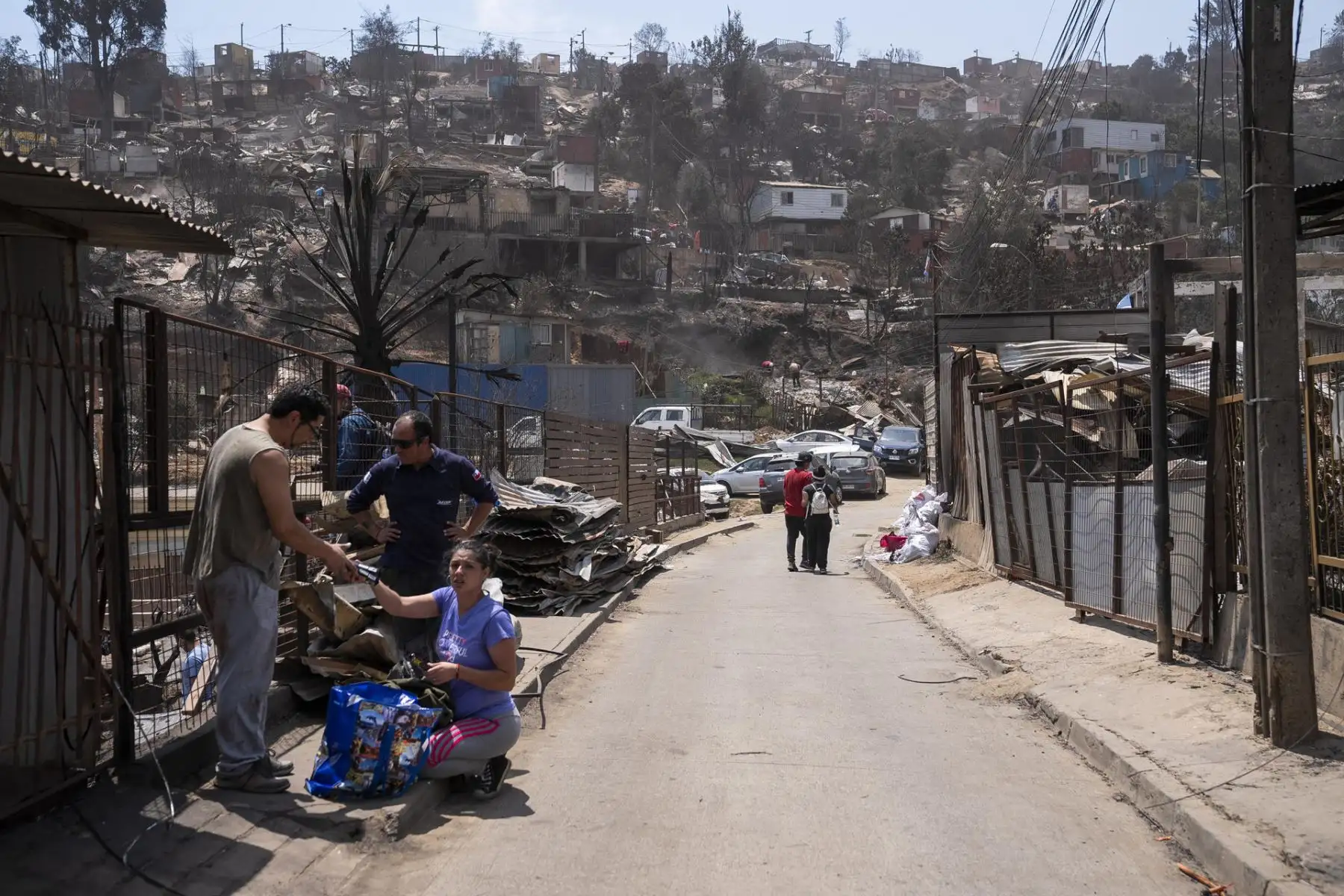 Fotografía que muestra una calle del sector de Achupallas, afectado por incendios forestales de Viña del Mar, Región de Valparaiso (Chile). El número de fallecidos en los devastadores incendios que azotan la región de Valparaíso, a 100 kilómetros al oeste de Santiago, aumentó a 99, de los cuales solo 32 han podido ser identificados, informó este domingo el Servicio Médico Legal (SML) de Chile. 
Foto:EFE