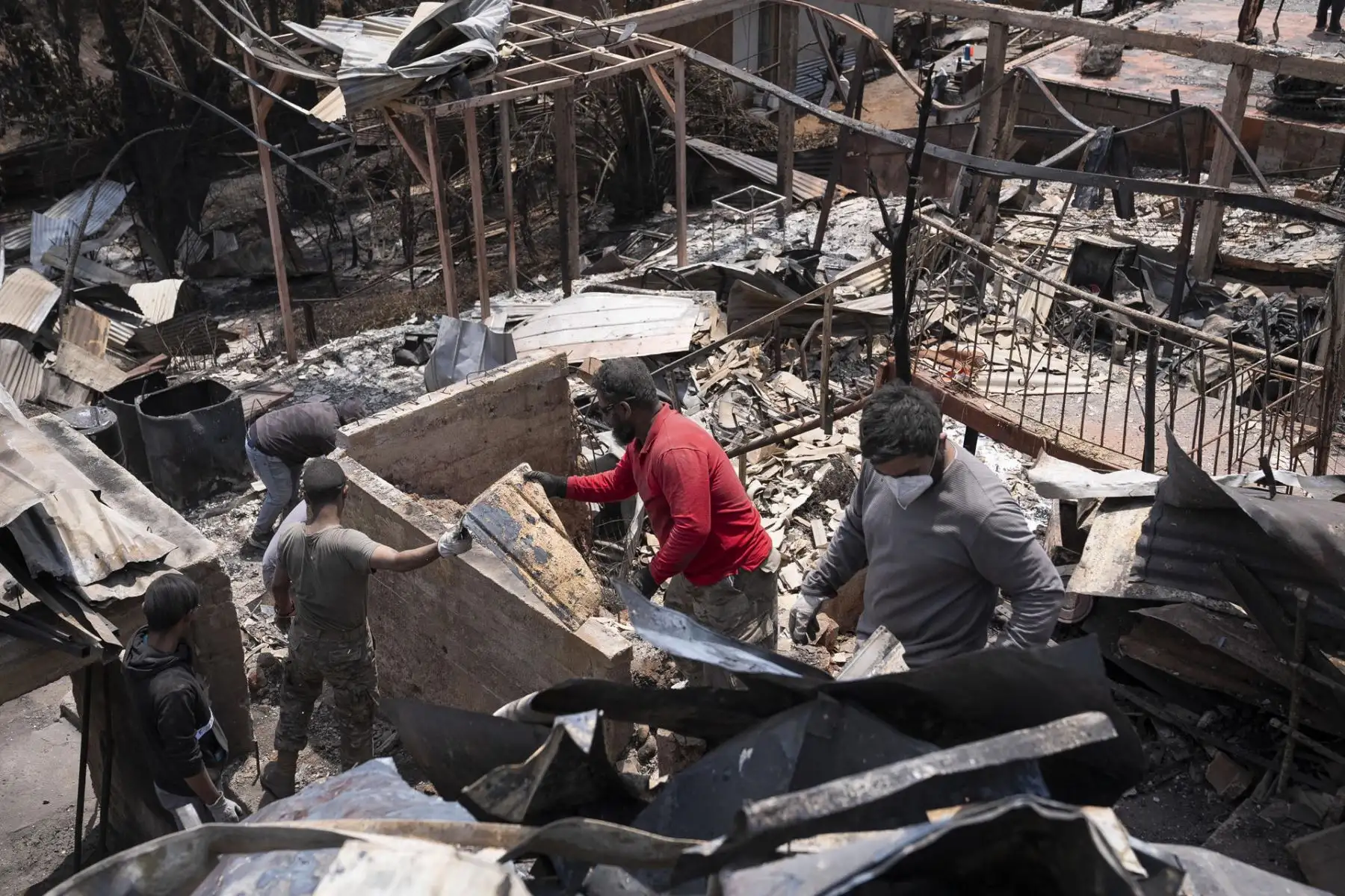 Personas retiran escombros desde una casa en el sector de Achupallas afectada por incendios forestales de Viña del Mar, Región de Valparaiso (Chile). Las autoridades chilenas informaron este domingo de que el número de muertos en los devastadores incendios que han consumido grandes sectores de viviendas en la región de Valparaíso, a 100 kilómetros al este de Santiago, aumentó a 99, aunque se espera que siga creciendo con las horas.
Foto:EFE