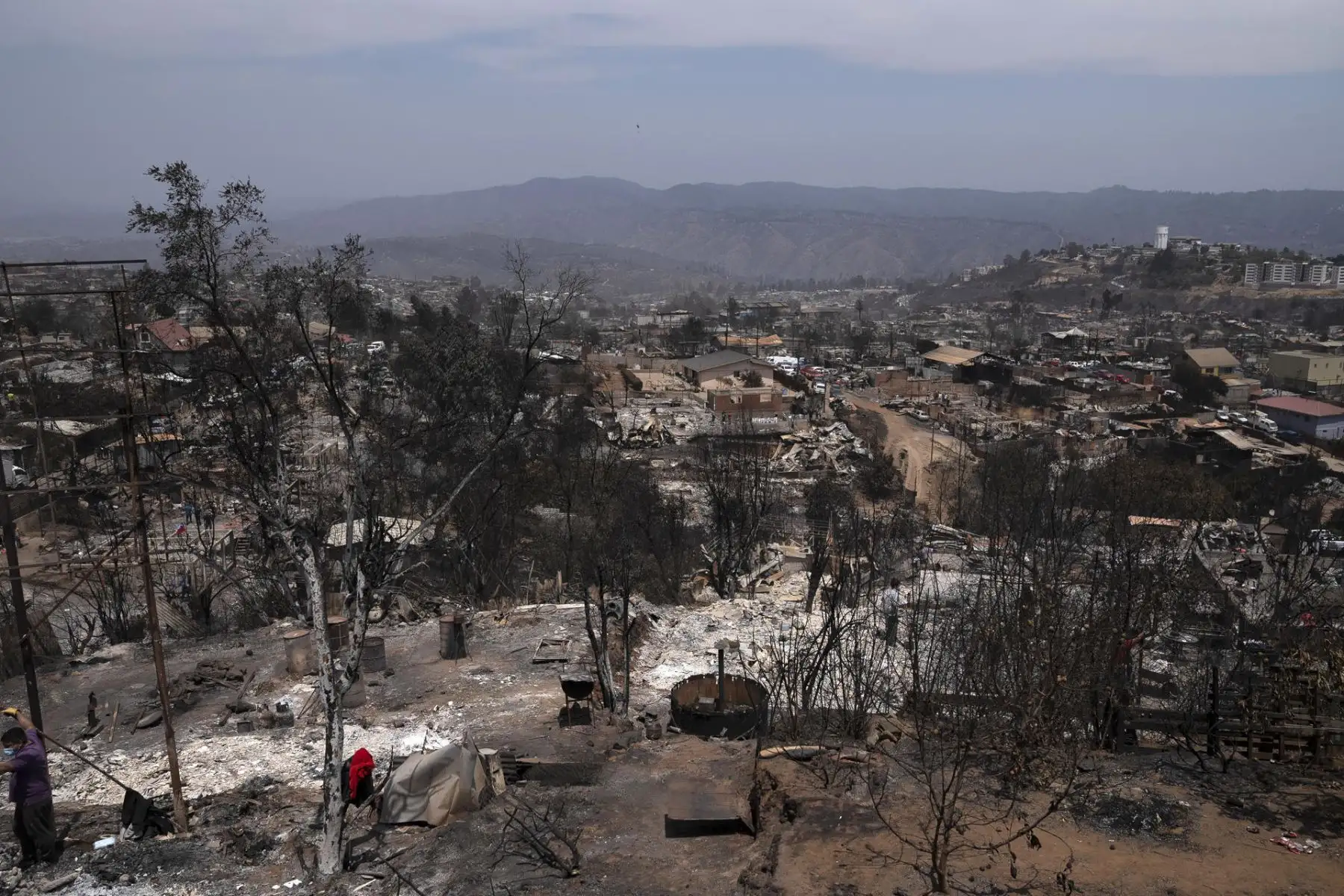 Fotografía que muestra el sector de Achupallas, afectado por incendios forestales de Viña del Mar, Región de Valparaiso (Chile). El número de fallecidos en los devastadores incendios que azotan la región de Valparaíso, a 100 kilómetros al oeste de Santiago, aumentó a 99, de los cuales solo 32 han podido ser identificados, informó este domingo el Servicio Médico Legal (SML) de Chile. Foto: EFE