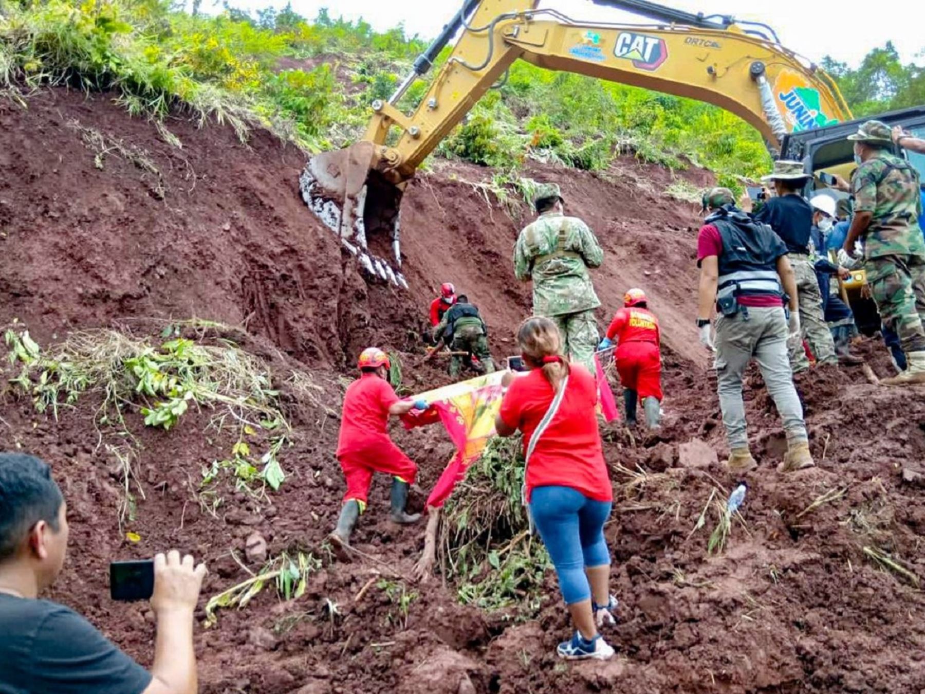 Brigadas de rescate recuperaron los restos de cuatro personas sepultadas por deslizamiento registrado en el distrito de Mazamari, provincia de Satipo, en la selva de la región Junín. ANDINA/Difusión