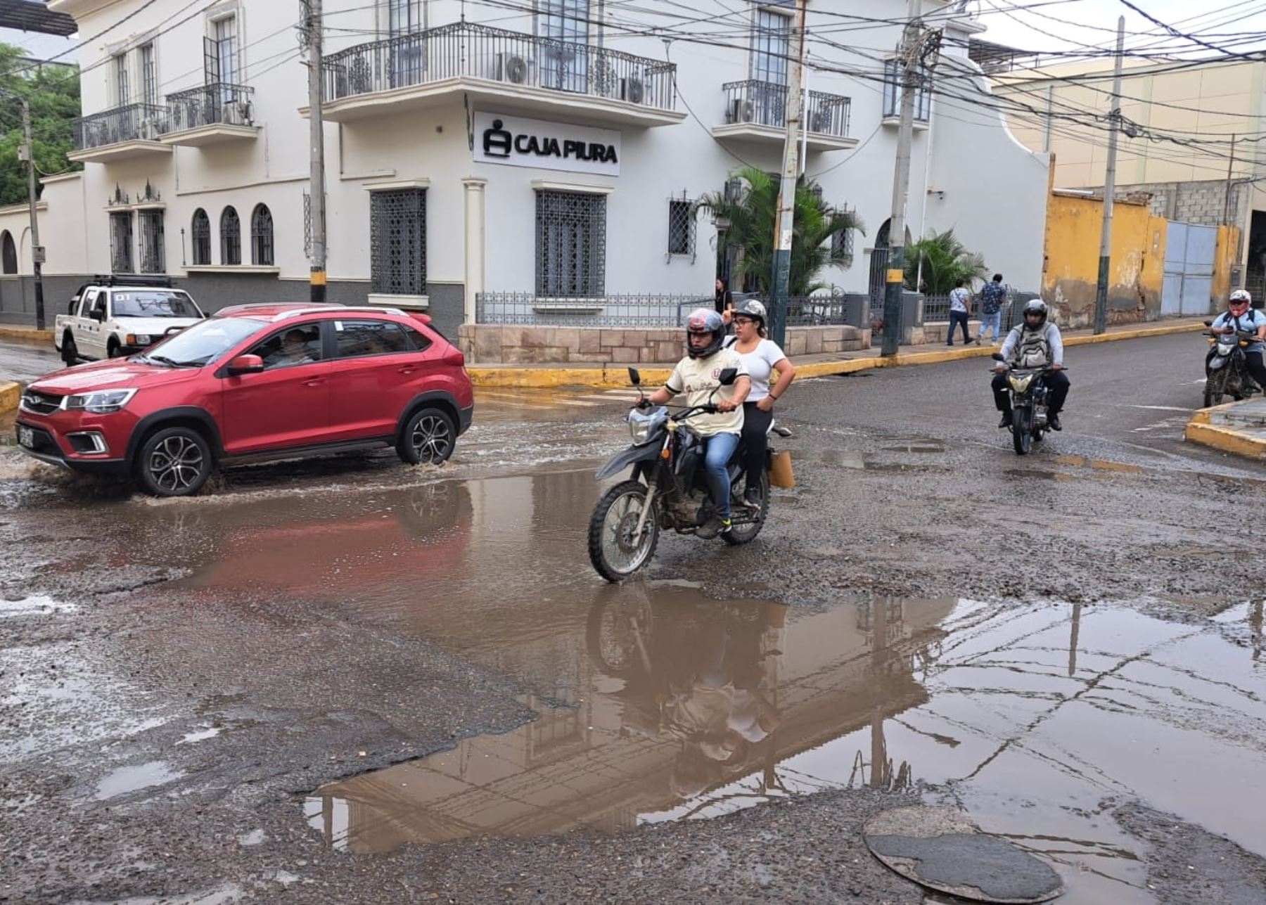 La ciudad de Piura soportó esta mañana una fuerte lluvia que generó aniego en diversas calles. ANDINA/Difusión