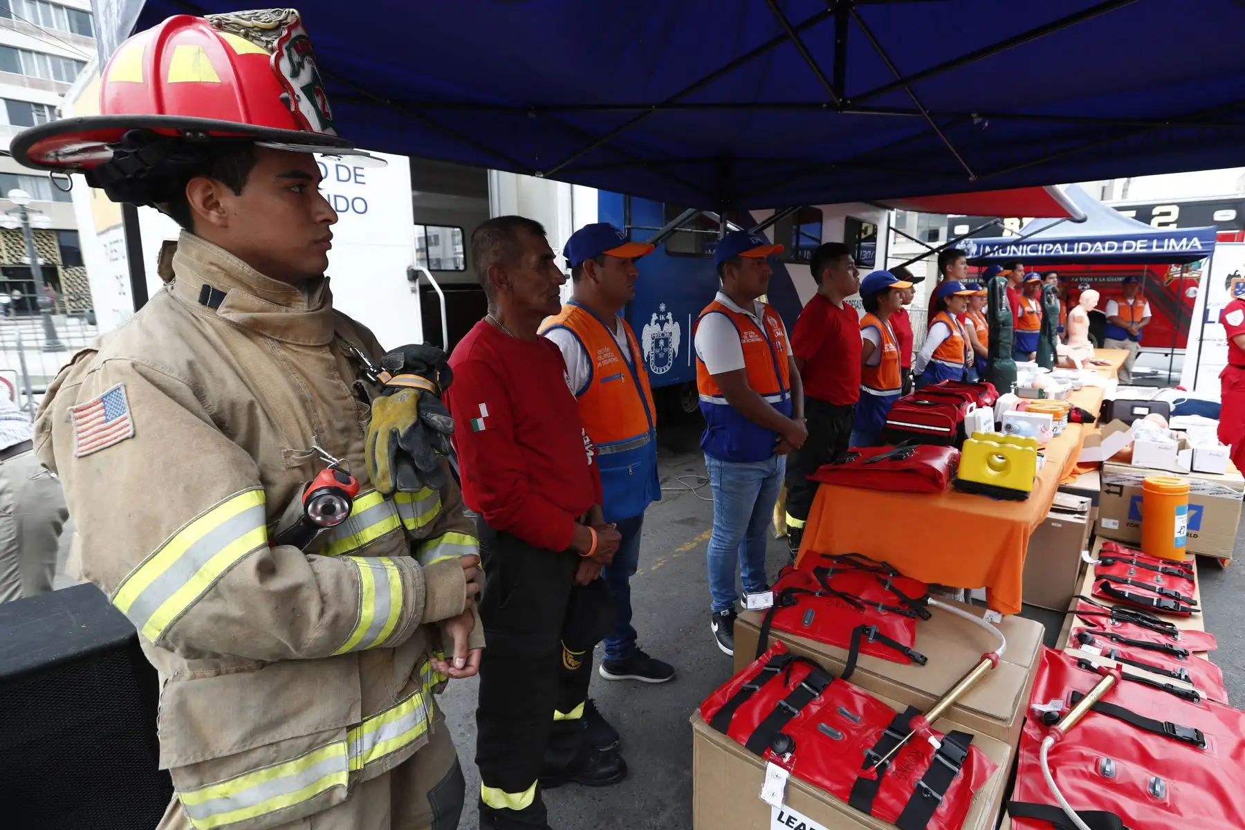 La Municipalidad Metropolitana de Lima, a través de la Gerencia de Gestión del Riesgo de Desastres, entregó equipos de preparación y respuesta ante emergencias a la Compañía Italiana de Bomberos Voluntarios Roma Nº2, valorizados en más de 1 millón de soles. Foto: ANDINA/Daniel Bracamonte