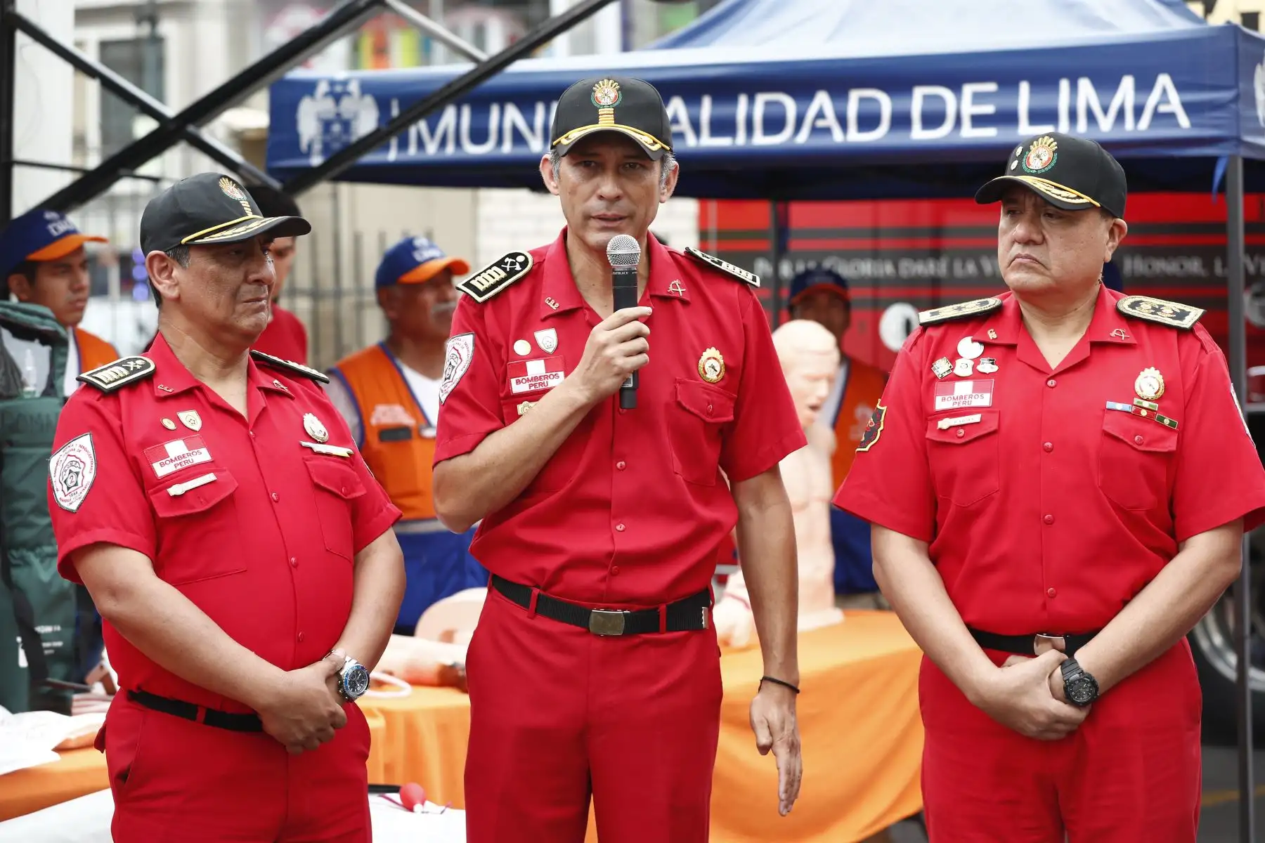 Los brigadieres del Cuerpo General de Bomberos Voluntarios del Perú, Carlos Lambcke y Rafael Loza, participaron en la entrega de equipos de preparación y respuesta ante emergencias a la Compañía Italiana de Bomberos Voluntarios Roma Nº2, valorizados en más de 1 millón de soles. Foto: ANDINA/Daniel Bracamonte