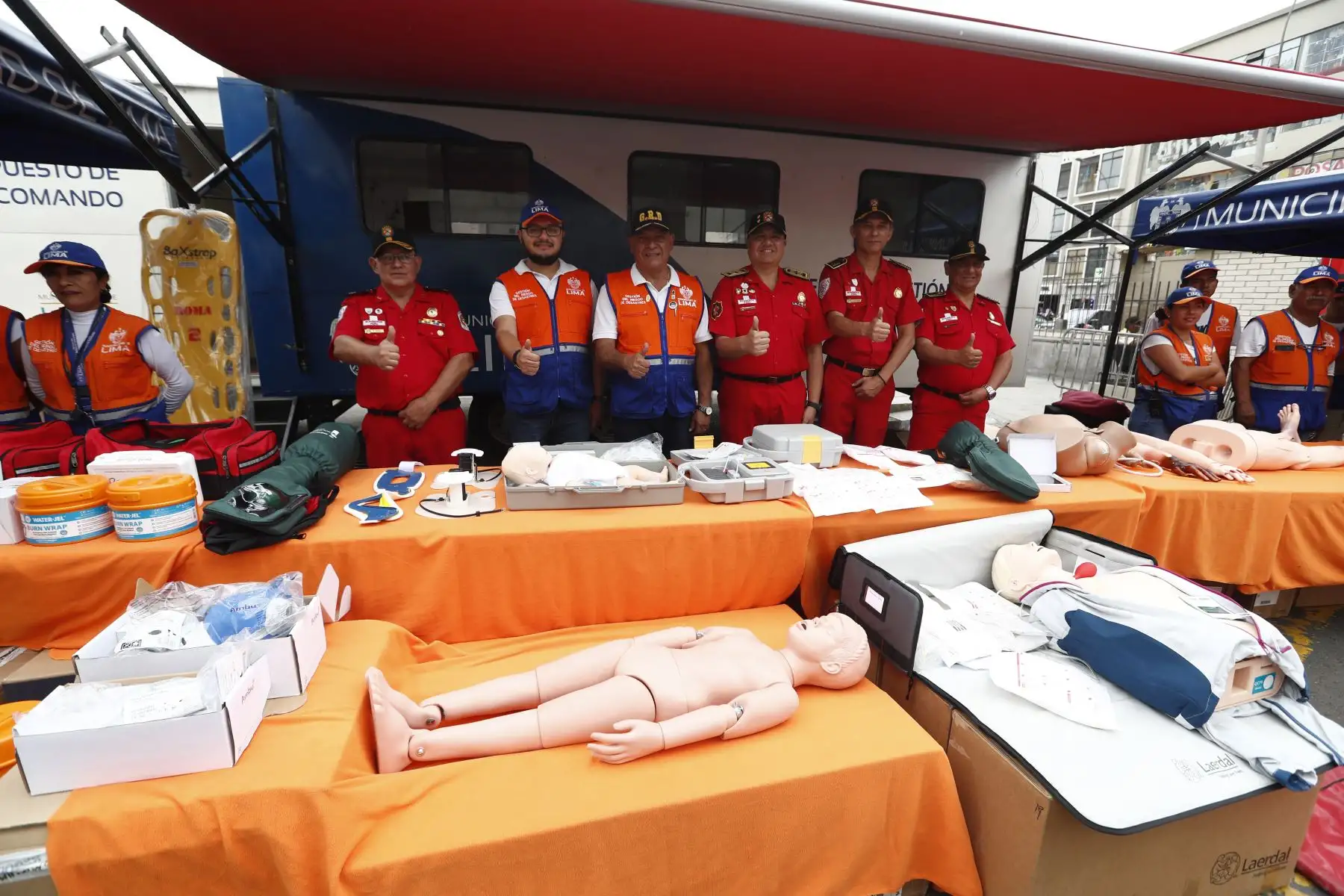 El gerente de Gestión del Riesgo de Desastres, Mario Casaretto, en representación de la Municipalidad de Lima, participó en la entrega de equipos de preparación y respuesta ante emergencias a la Compañía Italiana de Bomberos Voluntarios Roma Nº2, valorizados en más de 1 millón de soles. Foto: ANDINA/Daniel Bracamonte