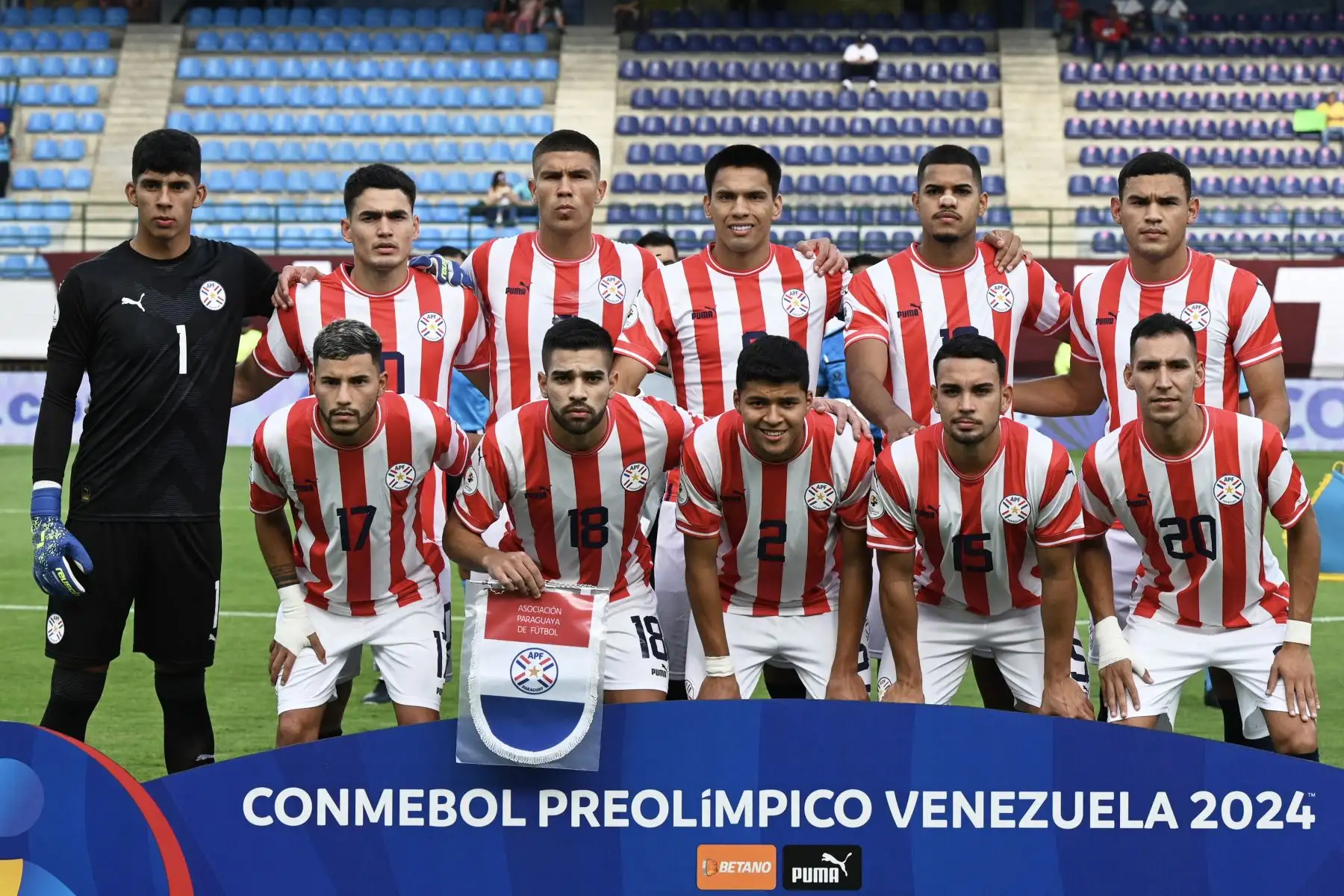 Los jugadores paraguayos posan para una fotografía antes del inicio del partido de fútbol del Torneo Preolímpico CONMEBOL Venezuela 2024 entre Brasil y Paraguay en el estadio Brígido Iriarte de Caracas. Foto: ANDINA/AFP