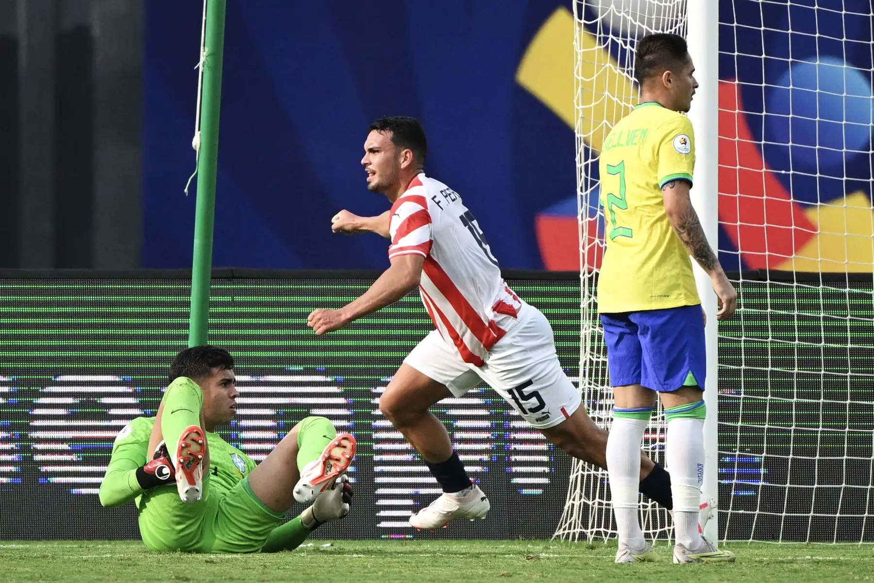 El paraguayo Fabrizio Peralta celebra tras anotar durante el partido de fútbol del Torneo Preolímpico CONMEBOL Venezuela 2024 entre Brasil y Paraguay en el estadio Brígido Iriarte de Caracas. Foto: ANDINA/AFP