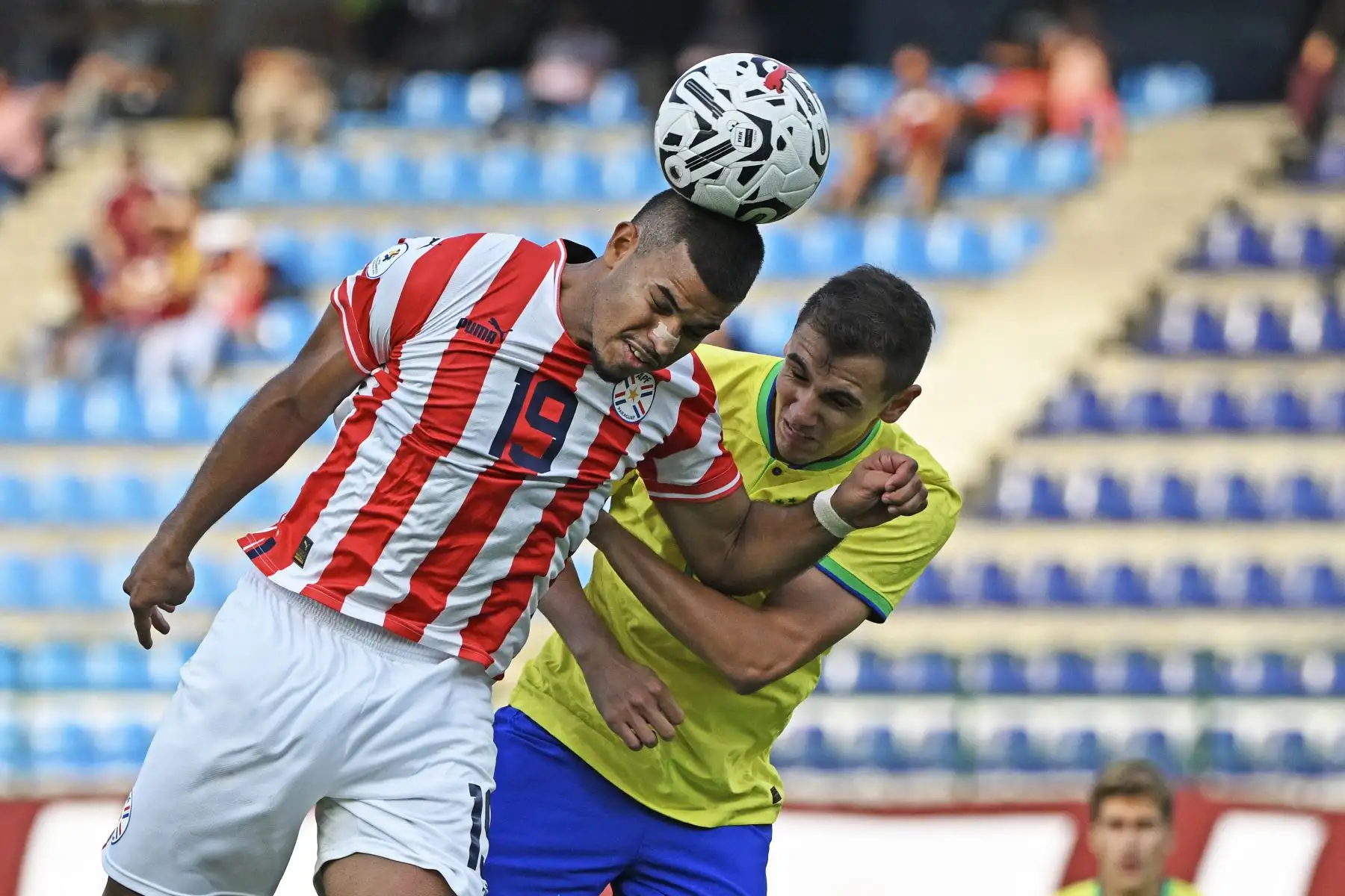 Marcelo Pérez de Paraguay y Lucas Fasson de Brasil saltan para cabecear el balón durante el partido de fútbol del Torneo Preolímpico CONMEBOL Venezuela 2024 entre Brasil y Paraguay en el estadio Brígido Iriarte de Caracas. Foto: ANDINA/AFP