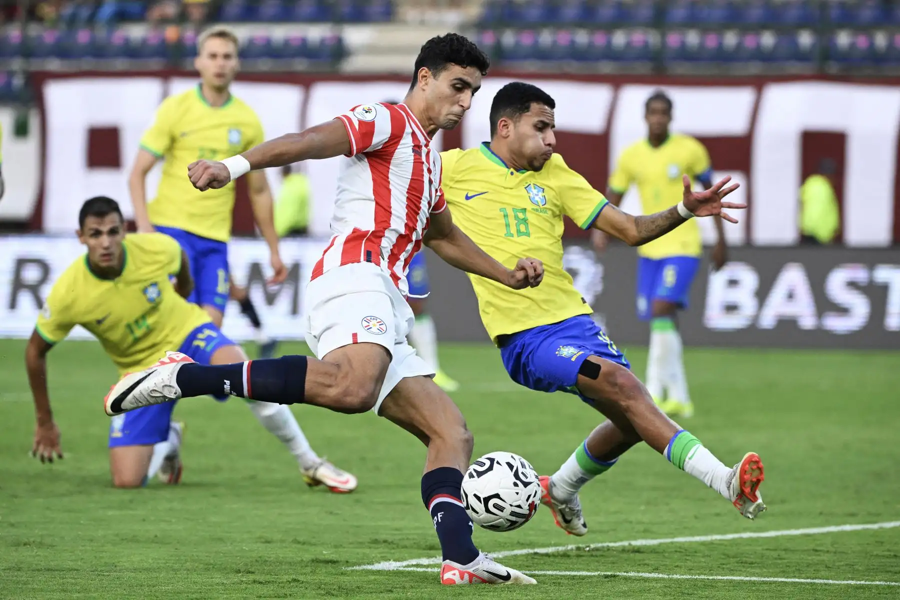 Kevin Parzajuk de Paraguay y Alexsander de Brasil luchan por el balón durante el partido de fútbol del Torneo Preolímpico CONMEBOL Venezuela 2024 entre Brasil y Paraguay en el estadio Brígido Iriarte de Caracas. Foto: ANDINA/AFP