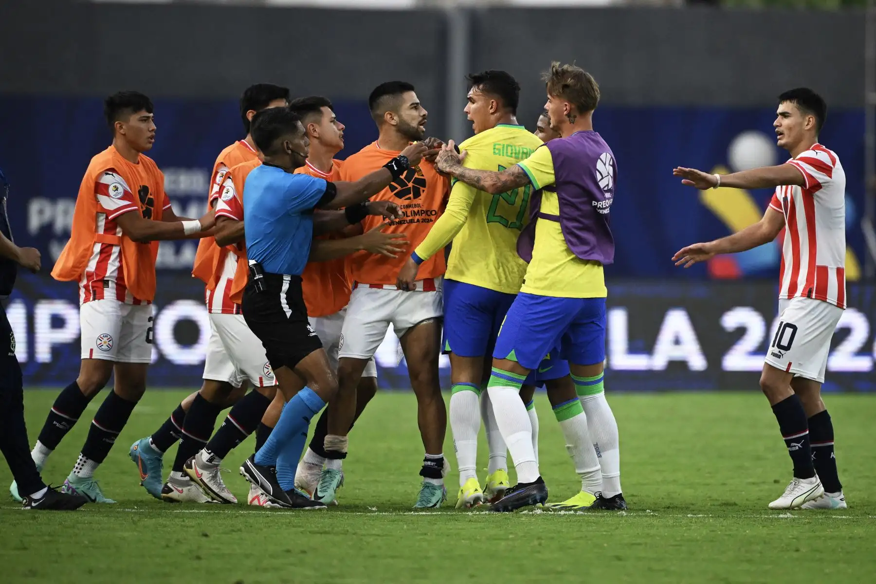 Jugadores de Brasil y Paraguay discuten tras el final de su partido de fútbol del Torneo Preolímpico CONMEBOL Venezuela 2024 en el estadio Brígido Iriarte de Caracas. Foto: ANDINA/AFP