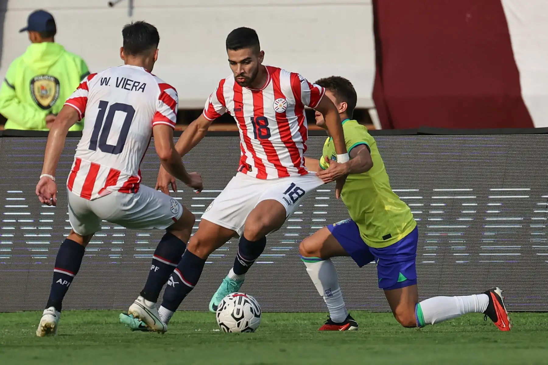 Daniel Rivas de Paraguay avanza ante Brasil hoy, en un partido del Torneo Preolímpico Sudamericano Sub-23 en el estadio Nacional Brígido Iriarte en Caracas. Foto: ANDINA/ EFE