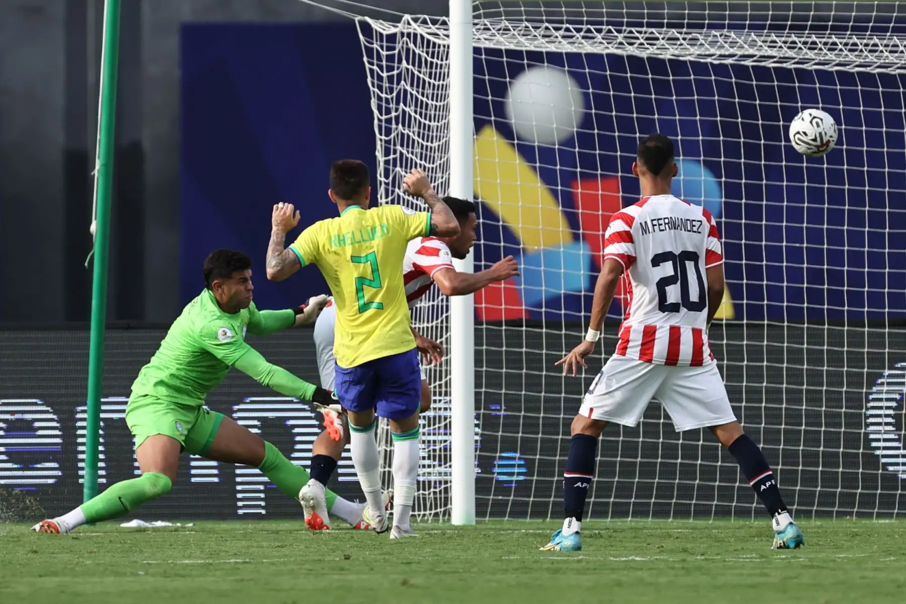 abrizio Peralta de Paraguay anota un gol contra Brasil hoy, en un partido del Torneo Preolímpico Sudamericano Sub-23 en el estadio Nacional Brígido Iriarte en Caracas. Foto: ANDINA/ EFE