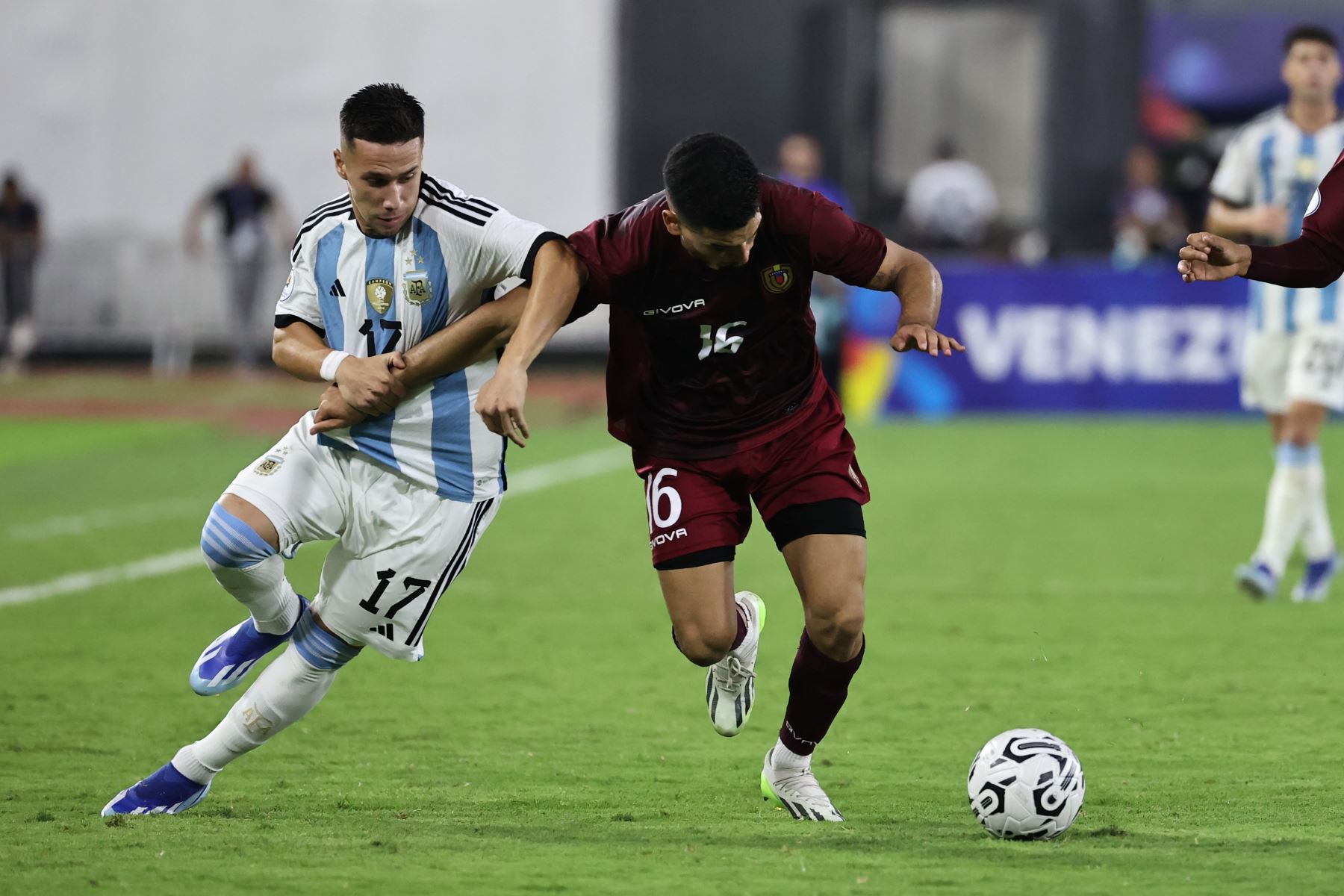 Francisco González de Argentina disputa el balón con Renne Rivas de Venezuela hoy, en un partido del Torneo Preolímpico Sudamericano Sub-23 en el estadio Nacional Brígido Iriarte en Caracas. Foto:ANDINA/EFE